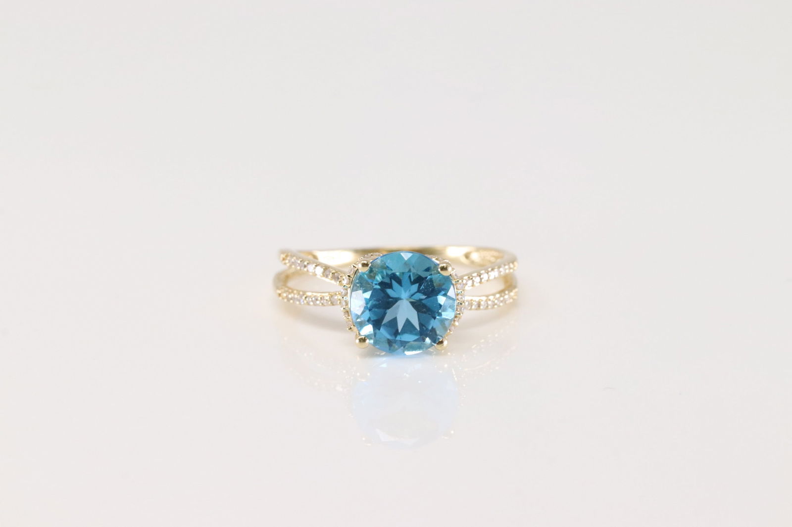 Blue Topaz & Diamond Ring 14Kt.: Ladies 14Kt Yellow Gold Blue Topaz & Diamond Ring. This Elegant Ring has Blue Topaz Gemstone with 52 Sparkling Diamonds. Diamonds weight Approx:0.47 ctw Ring size:8.25. Total weight: 2.90 Grams.