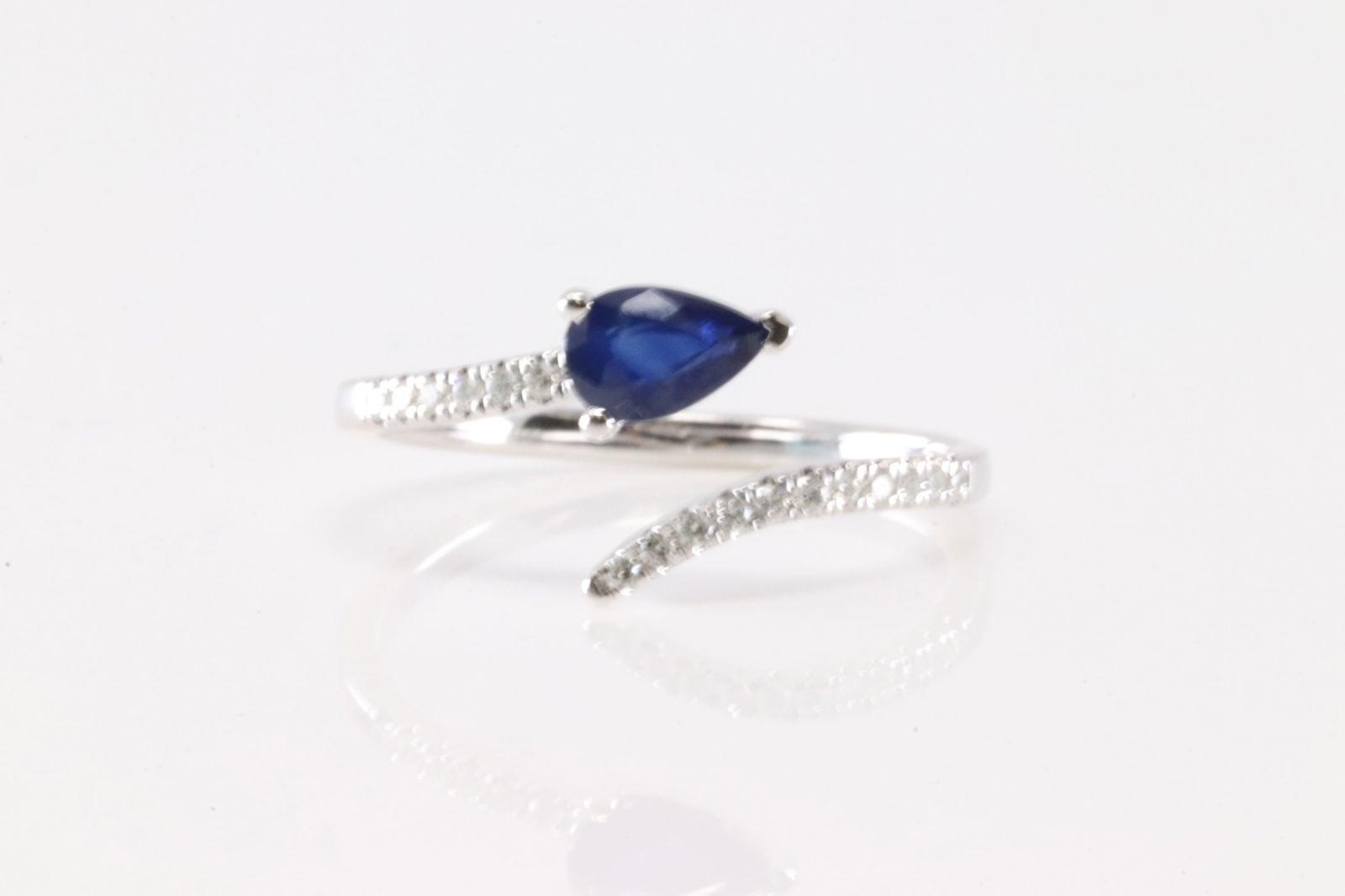 Sapphire & Diamond Ring 14Kt.: Ladies 14Kt White Gold Sapphire & Diamond Ring. This Elegant Ring has Sapphire with Sparkling Diamonds. Diamonds weight: 0.09ctw. Ring size: 7.00.
