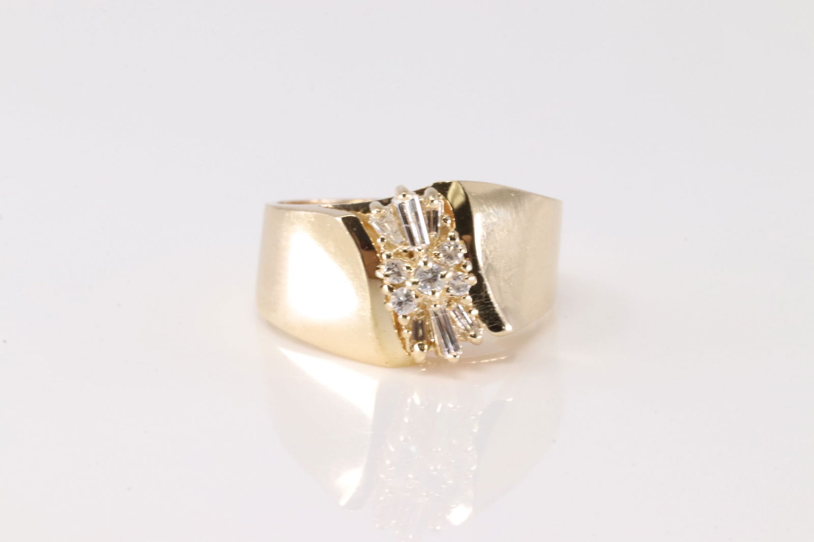 Diamond Ring 14Kt.: Ladies 14Kt Yellow Gold Diamond Ring. This Ring has Baguette & Round Brilliant Diamonds. Diamond Weight Approx:v 0.35ctw. Ring Size: 6.00. Total Weight: 3.70 Grams.