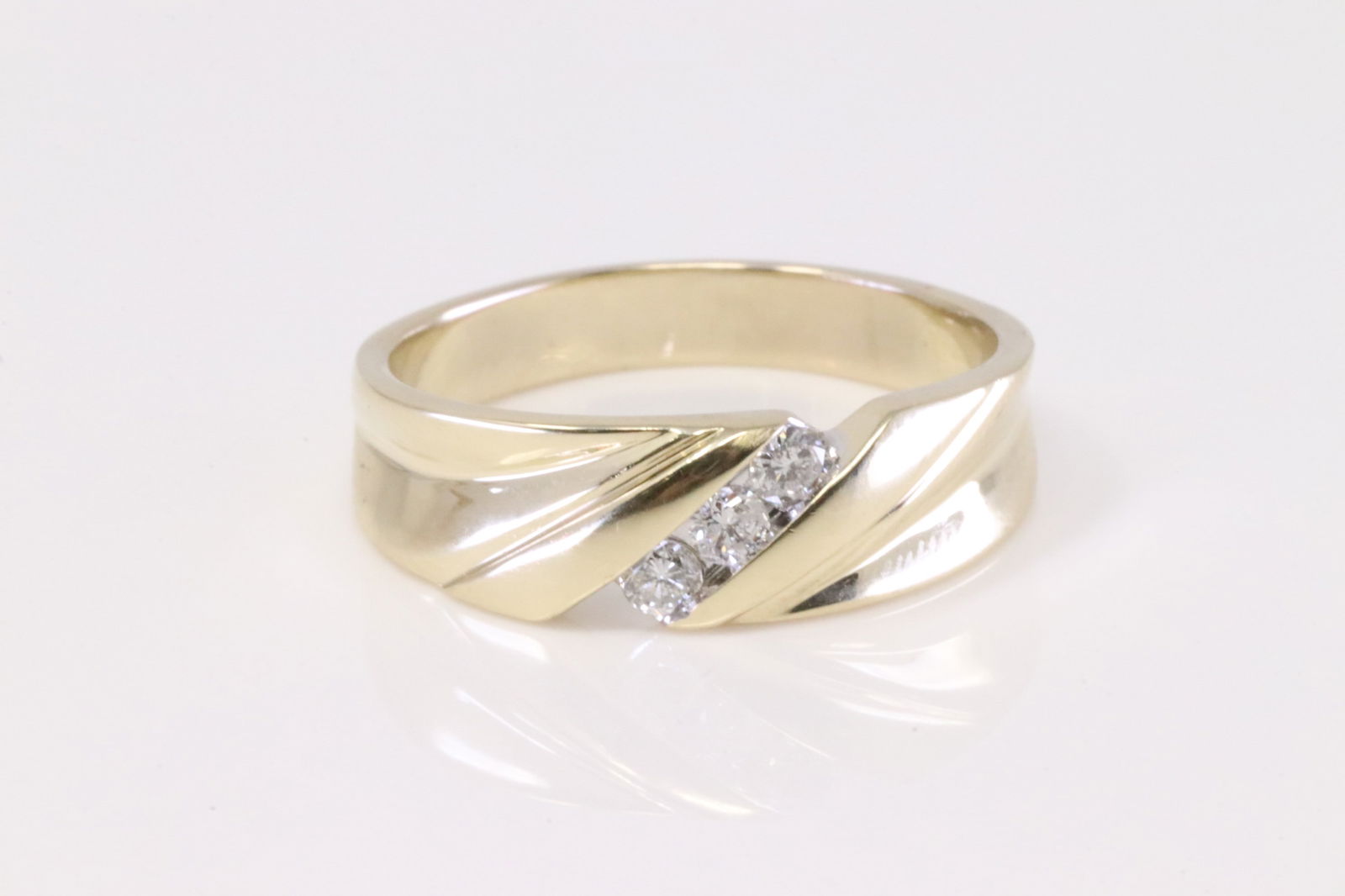 Diamond Wedding Ring 10Kt.: Men 10Kt Yellow Gold Wedding Diamond Ring. Ring has 3 round Diamonds. Ring size: 10.50. Total weight: 7.60 Grams.