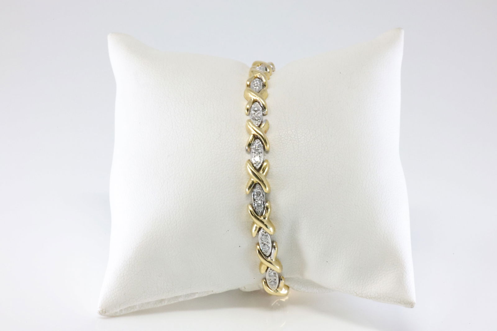 Diamond Bracelet 18Kt.: Ladies 18Kt Yellow Gold Diamond Bracelet Link. This Charming Bracelet has 32 Round Sparkling Diamonds. Diamond Weight Approx: 1.50ctw. Bracelet Length: 14.00. Total Weight: 15.66 Grams.