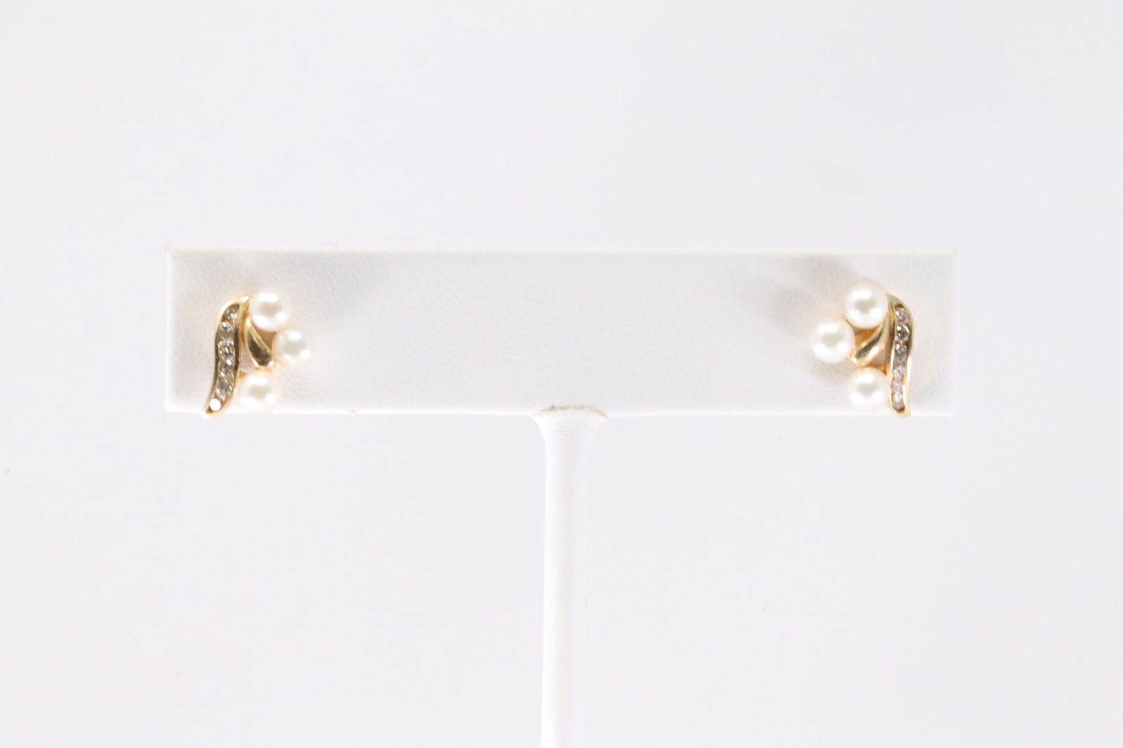 Pearl & Diamond Stud Earring 14Kt.: Ladies 14Kt Yellow Gold Pearl & Diamond Stud Earring. This Elegant Earring's has 6 Beautiful Pearls & 12 Round Sparkling Diamonds.