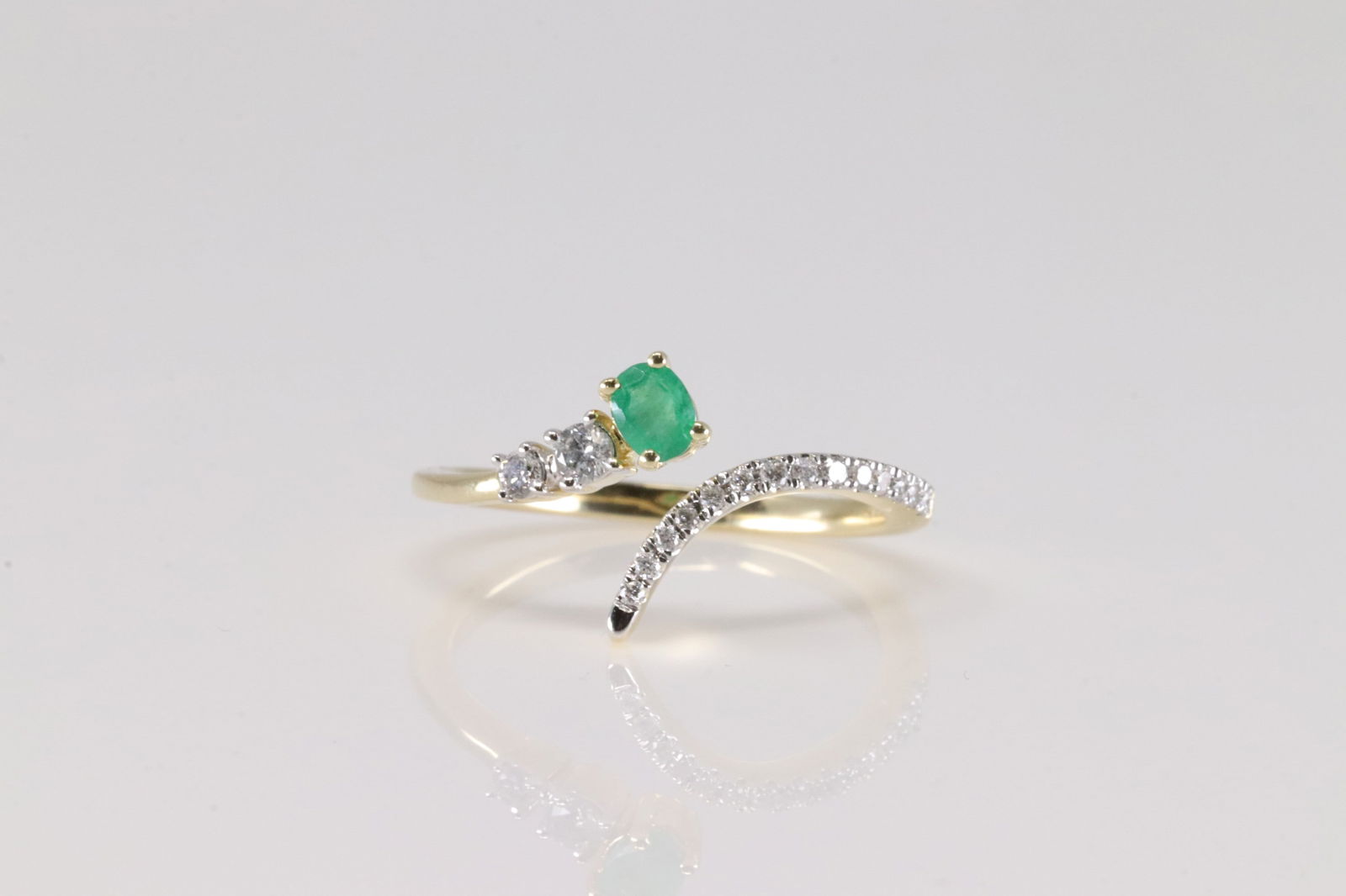 Emerald & Diamond Ring 14kt.: Ladies 14kt Yellow Gold Emerald & Diamond. Goprgeous Ring has Emerald Gem In The Middle & 16 Sparkling Round Diamonds. Emerald Weight: 0.18ct. Diamond Weight: 0.18ctw. Ring Size: 7.00".