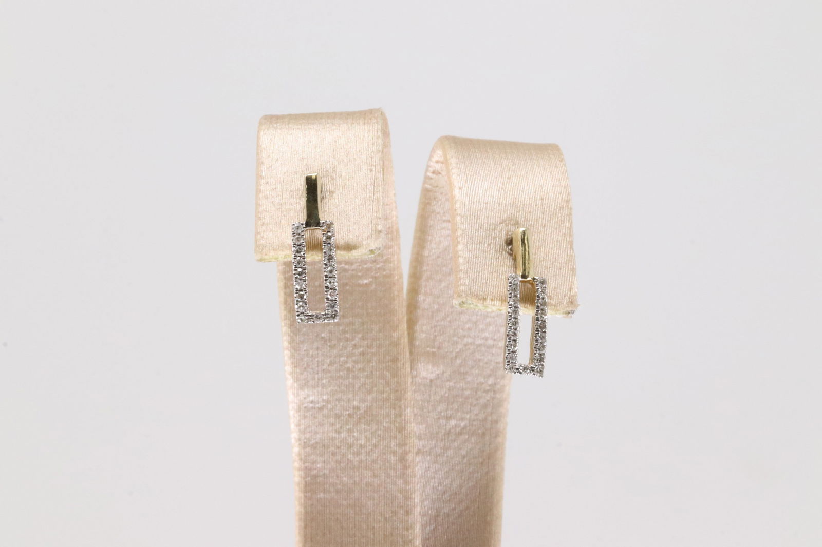 Diamons Stud Earring 10kt.: Ladies 10kt Yellow Gold Diamond Stud Earring. Gorgeous Earring's has Rectangular Disng With Sparkling Diamonds. Diamond Weight: 0.12ctw.