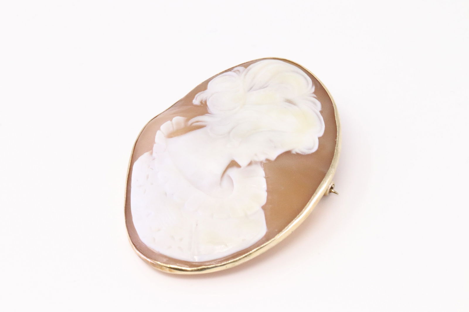 Vintage Cameo Pin / Pendant 10K.: 10Kt Yellow Gold Vintage Cameo Pin / Pendant. Pin & Pendant has Oval Cameo a Classical Portrait of a Woman in Greco-Roman. Total weight: 12.50 Grams.