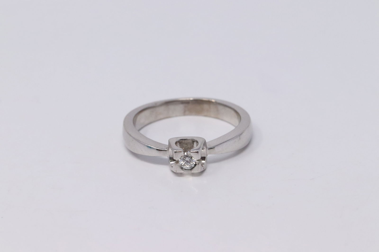 18kt White Gold Diamond Ring (1 of 5)