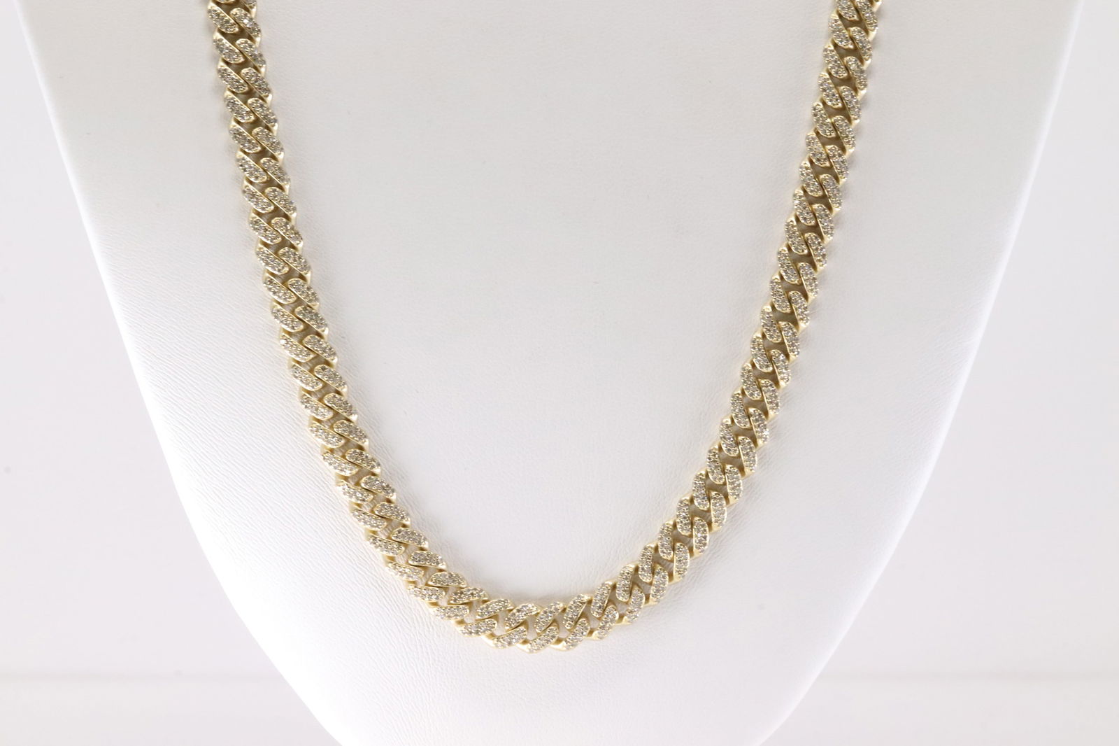 Diamond Cuban Chain 14Kt.: 14Kt Yellow Gold Diamond Cuban Chain. This Elegant Cuban Chain has Sparkling Round Diamonds. Diamond Weight Approx: 20 cttw. Necklace Length: 22 Total Weight: 33.10 Grams.