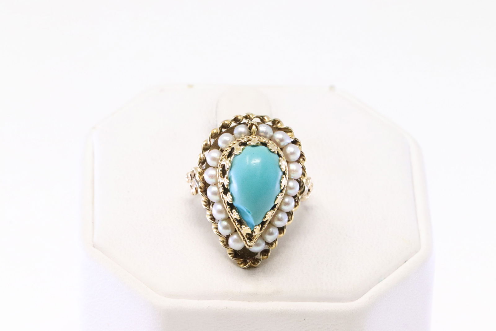 Vintage Turquoise & Pearl Ring .: Ladies 10Kt Vintage Yellow Gold Turquoise & Pearl Ring. Ring has aTeardrop Turquoise & 18 round Pearl's. Ring size: 3.25. small chip on turquoiseTotal weight: 7.80 Grams.