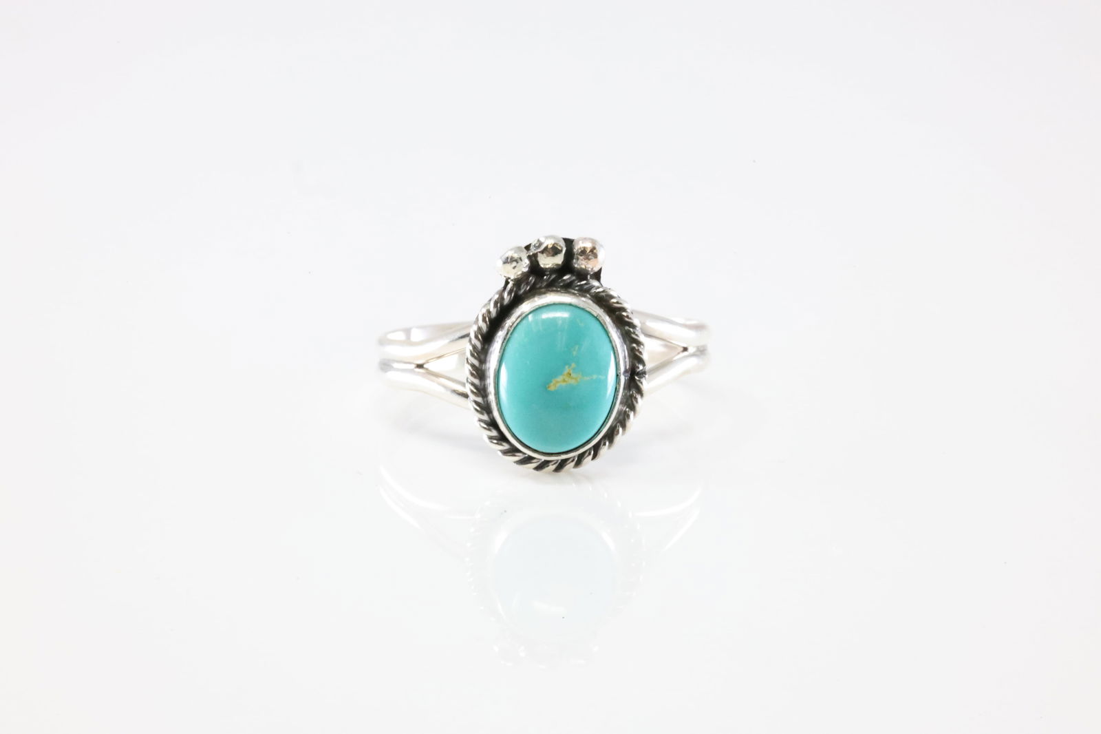 America Sterling Silver Turquoise Ring.: This is a America Sterling Silver Turquoise Ring. Ring Size: 9.00.