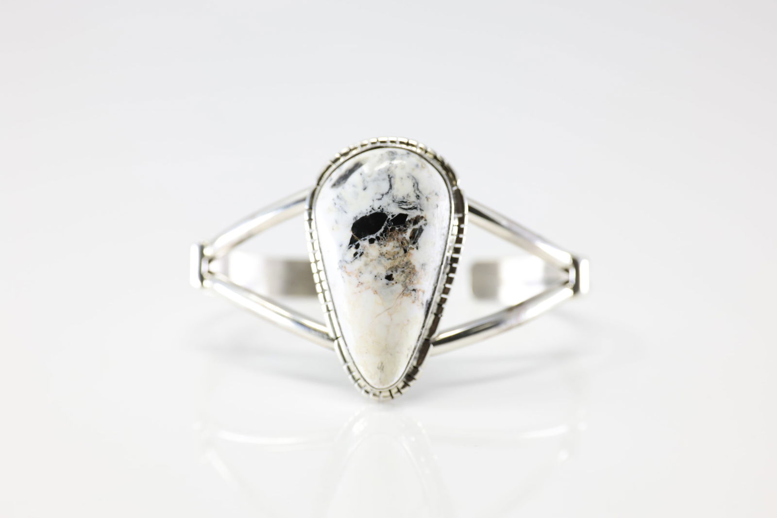 Native America Navajo Sterling Silver White Buffalo Bracelet Cuff By SE. (1 of 4)