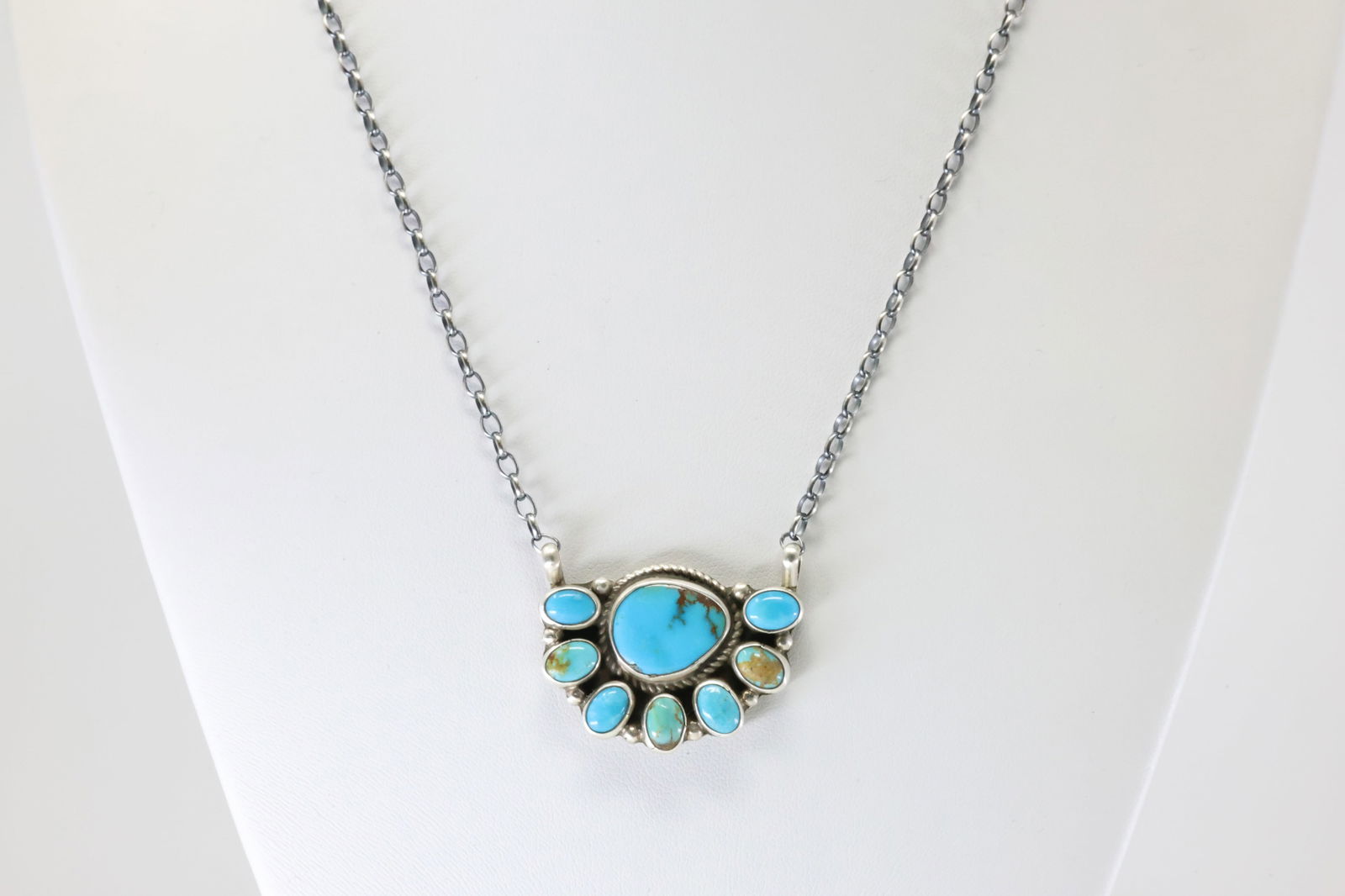 Native America Navajo Sterling Silver Kingman Turquoise Necklace By Gerildine James.: This is a Native America Navajo Sterling Silver Kingman Turquoise Necklace By Gerildine James. Stamp G James. Necklace Length: 16.00.