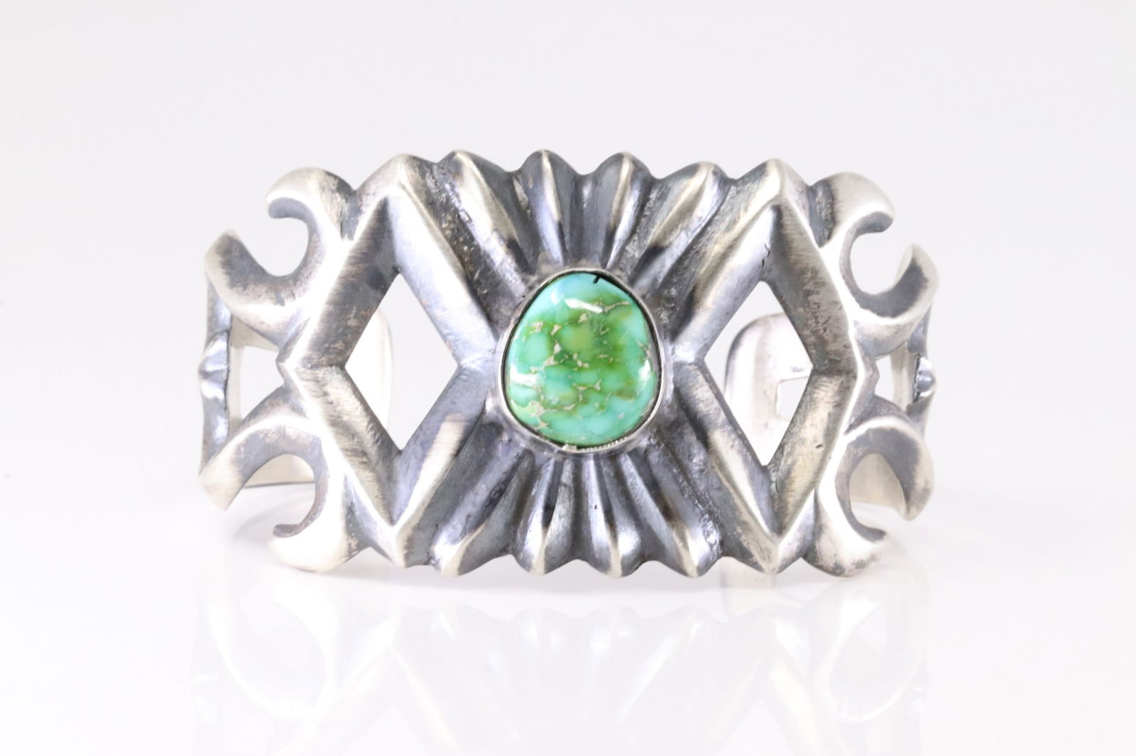 Native America Navajo Sterling Silver Sonora Gold Turquoise Bracelet Cuff By Chimnes Butte.: This is a Native America Navajo Sterling Silver Sonora Gold Turquoise Bracelet Cuff By Chimney Butte. Stamp Chimnes Butte.