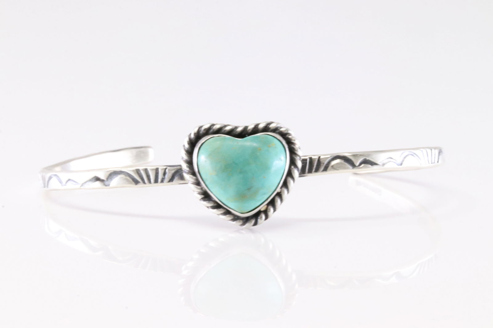 Native America Navajo Sterling Silver Kingman Turquoise Heart Bracelet Cuff By Donovan Skeets.: This is a Native America Navajo Sterling Silver Kingman Turquoise Heart Bracelet Cuff By Donovan Skeets. Stamp Donovan Skeets.