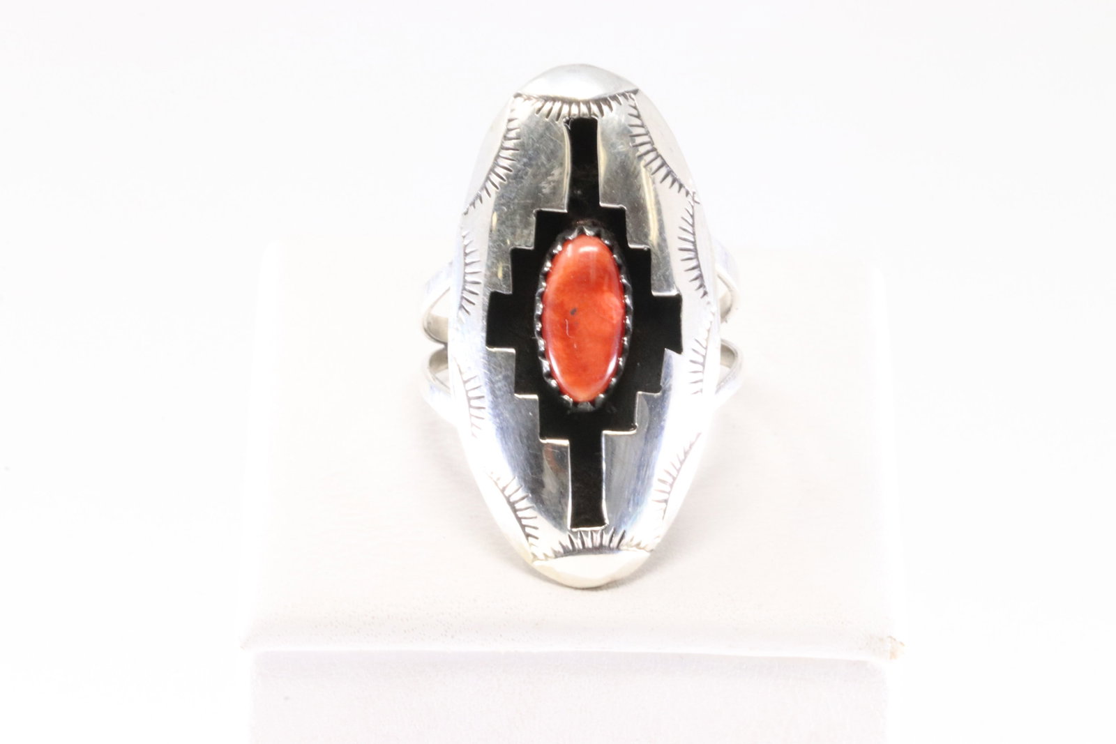 Native America Navajo Sterling Silver Spiny Oyster Ring By Felix Perry.: This is a Native America Navajo Sterling Silver Spiny Oyster Ring By Felix Perry. Stamp Inside C. Ring size: 7.50.