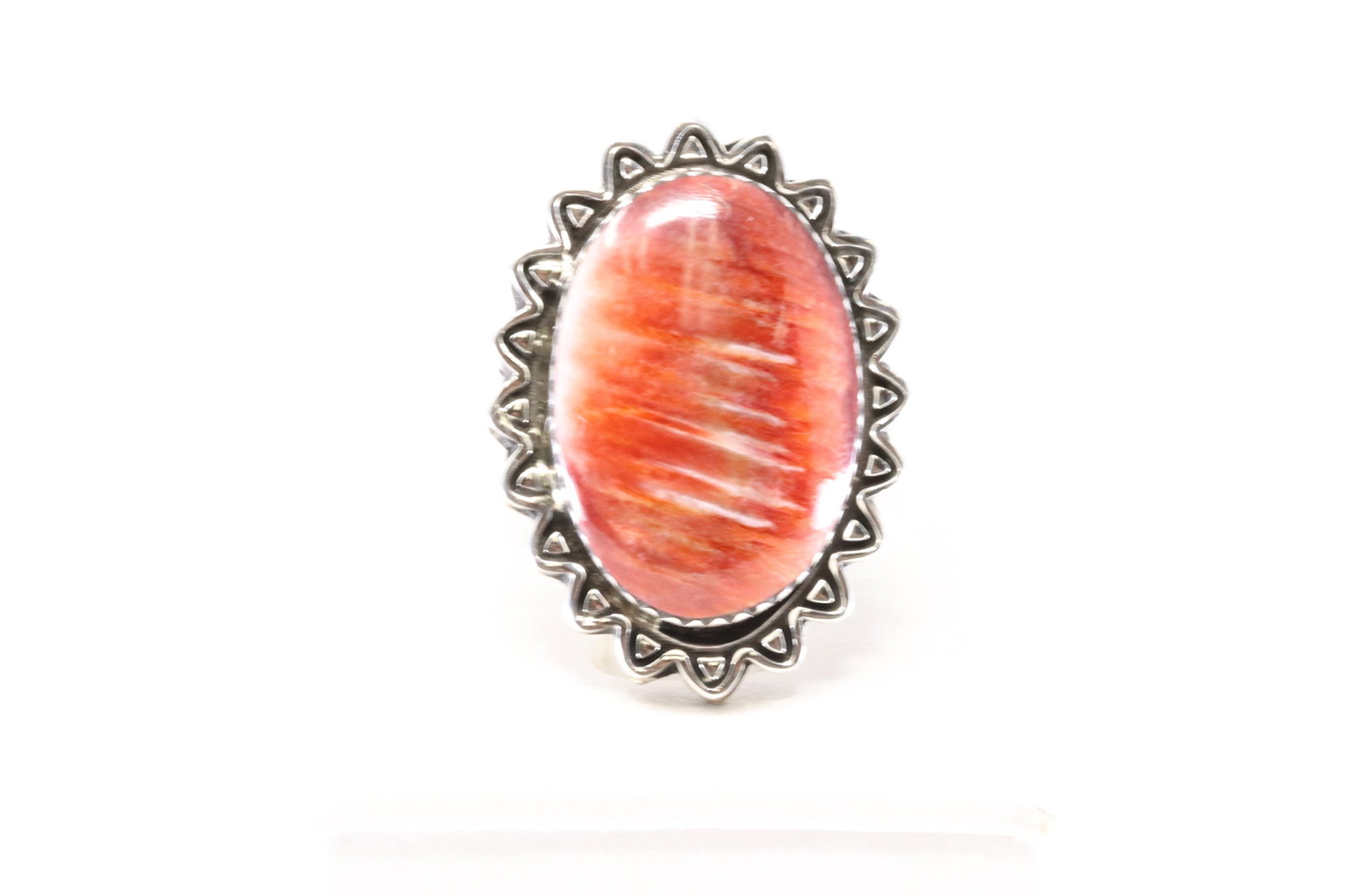 Native America Navajo Sterling Silver Spiny Oyster Ring By Jason Bahe.: This is a Native America Navajo Sterling Silver Spiny Oyster Ring By Jason Bahe. Stamp From R.B Company. Ring size: 7.00.