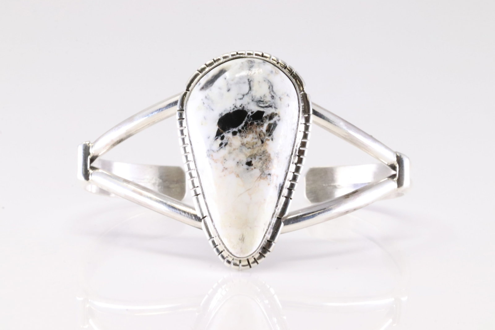 Native America Navajo Sterling Silver White Buffalo Bracelet Cuff By SE.: This is a Native America Navajo Sterling Silver White Buffalo Bracelet Cuff By SE. Stamp SE.