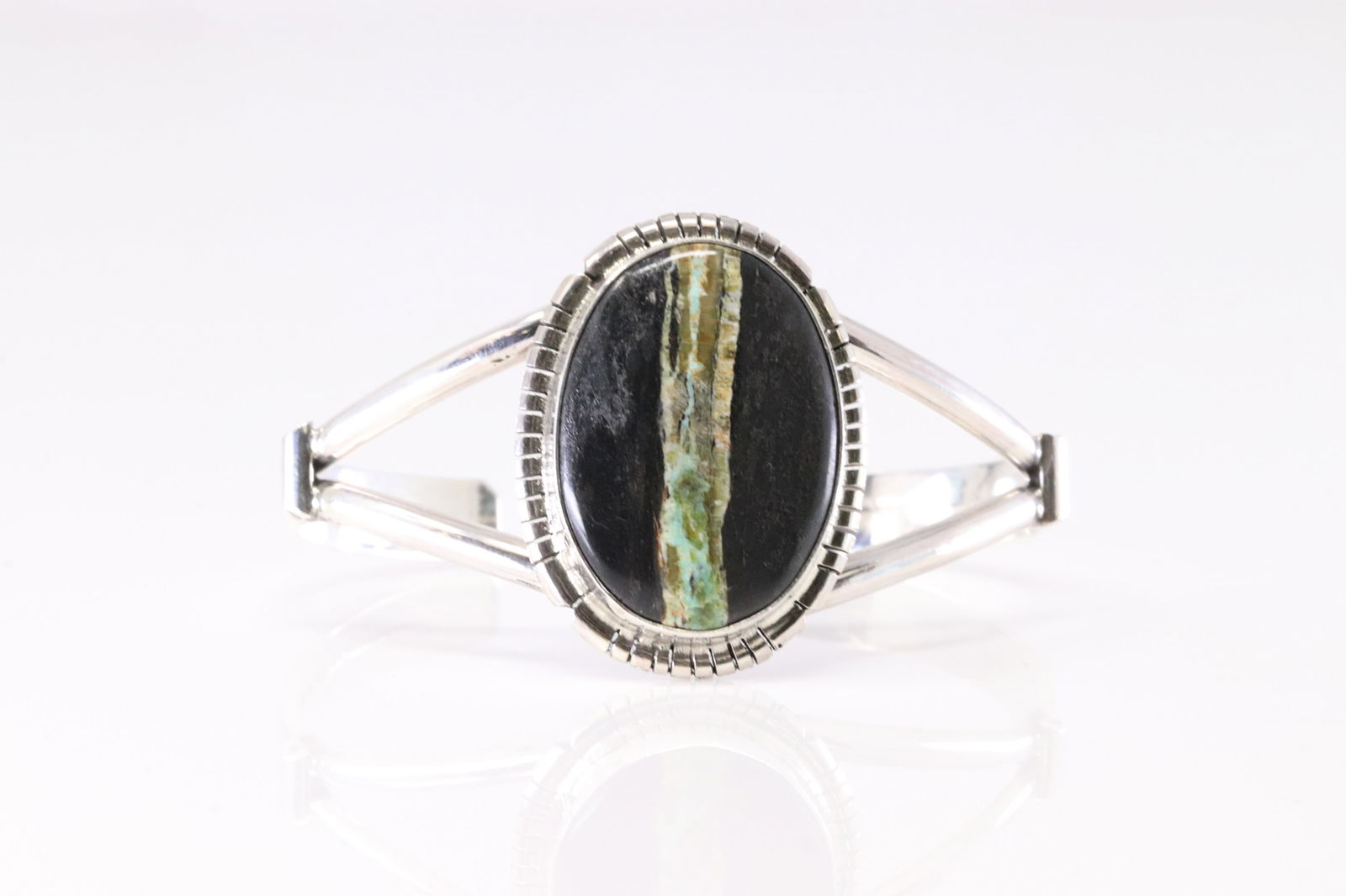 Native America Navajo Sterling Silver Turquoise & Black Stone Bracelet Cuff By SE.: This is a Native America Navajo Sterling Silver Turquoise & Black Stone Bracelet Cuff By SE. Stamp SE.
