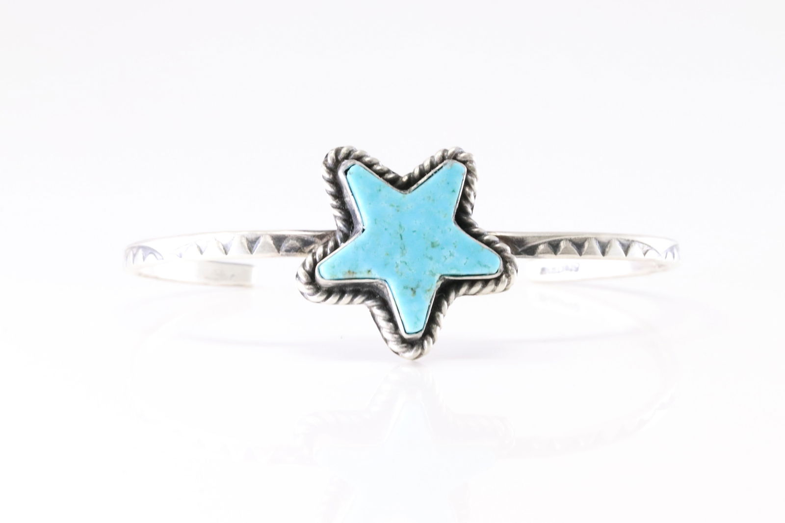 Native America Navajo Sterling Silver Turquoise Star Bracelet Cuff By Donovan Skeet.: This is a Native America Navajo Sterling Silver Turquoise Star Bracelet Cuff By Donovan Skeet. Stamp Donovan Skeet.