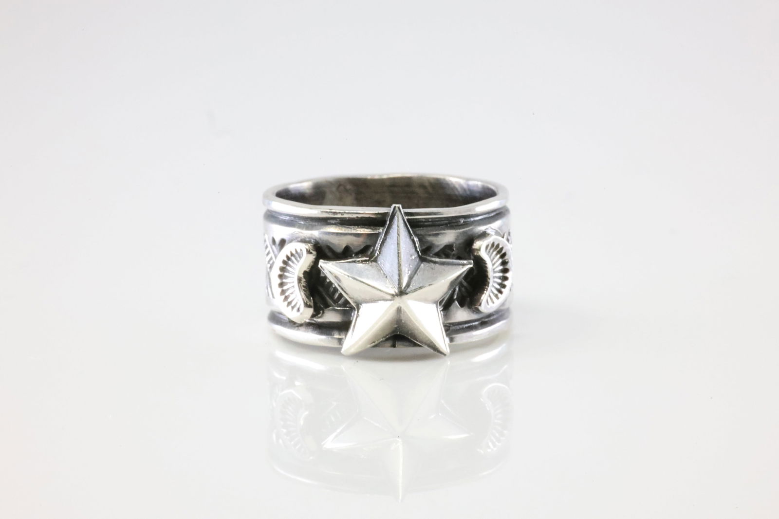 Native America Navajo Sterling Silver Solid Stamped Ring By Delayne Reeves.: This is a Native America Navajo Sterling Silver Solid Stamped Ring By Delayne Reeves. Stamp Delayne Reeves. Ring Size: 7.00.