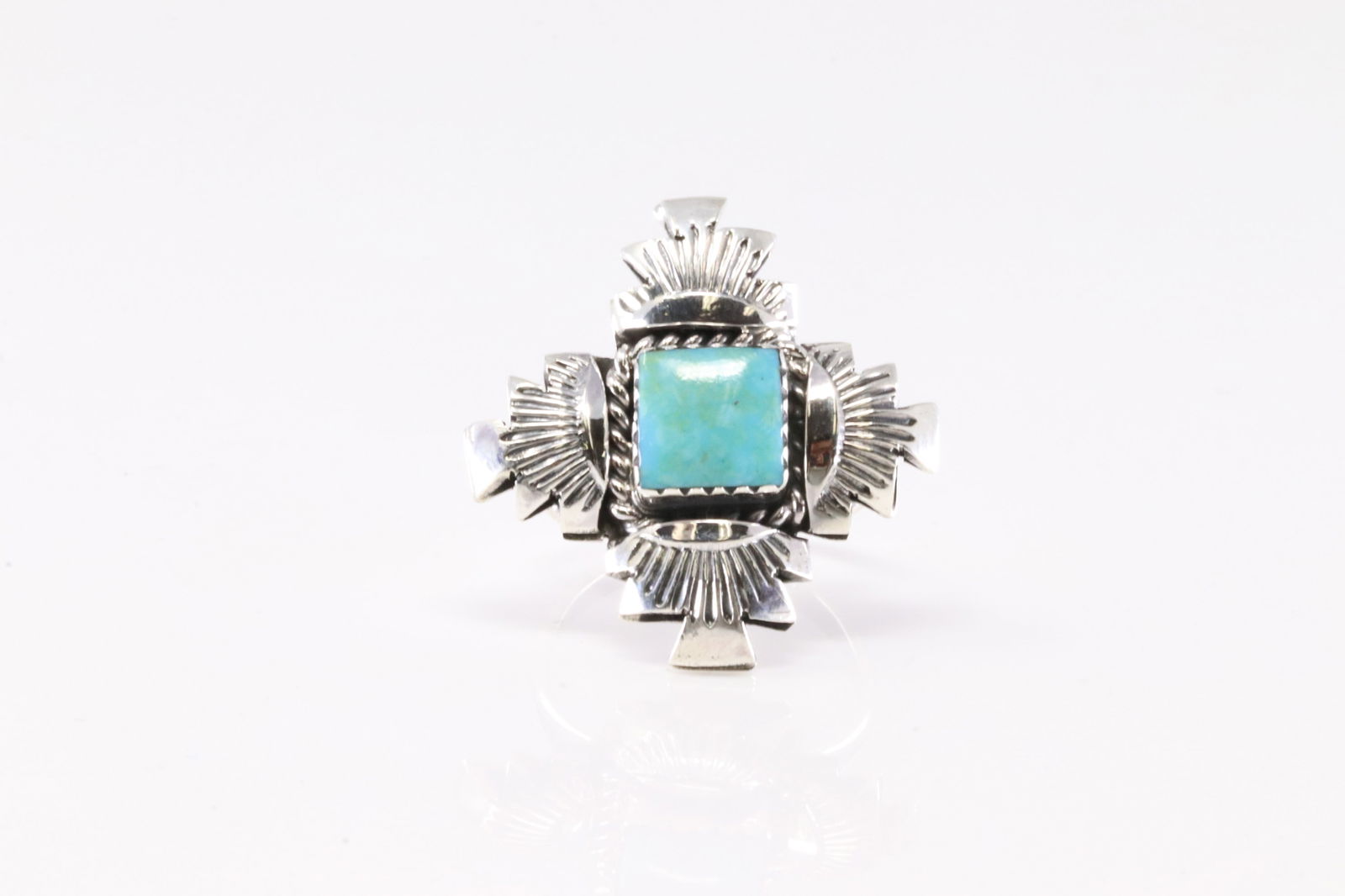 Native America Navajo Sterling Silver Turquoise Ring By Dorothy Lee.: This is a Native America Navajo Sterling Silver Turquoise Ring By Dorothy Lee. Stamp From R.B Company. Ring size: 5.50.