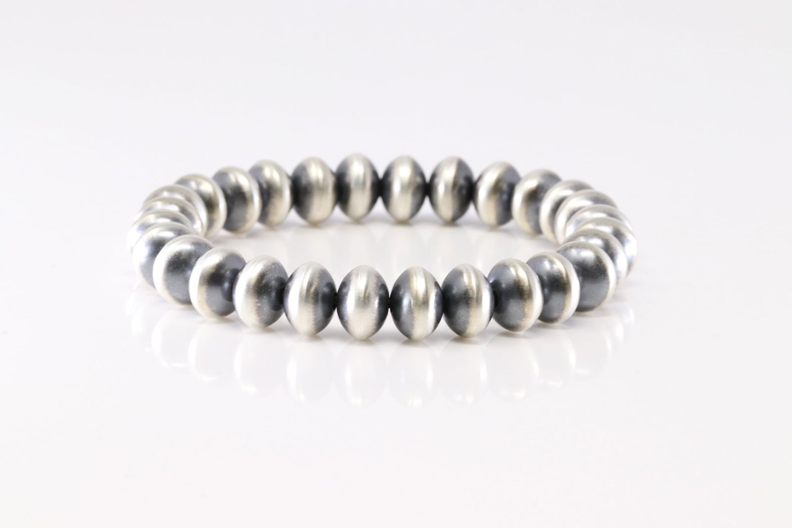 America Sterling Silver Pearl Beaded Bracelet Stetch.: This is a America Sterling Silver Pearl Beaded Bracelet Stetch.