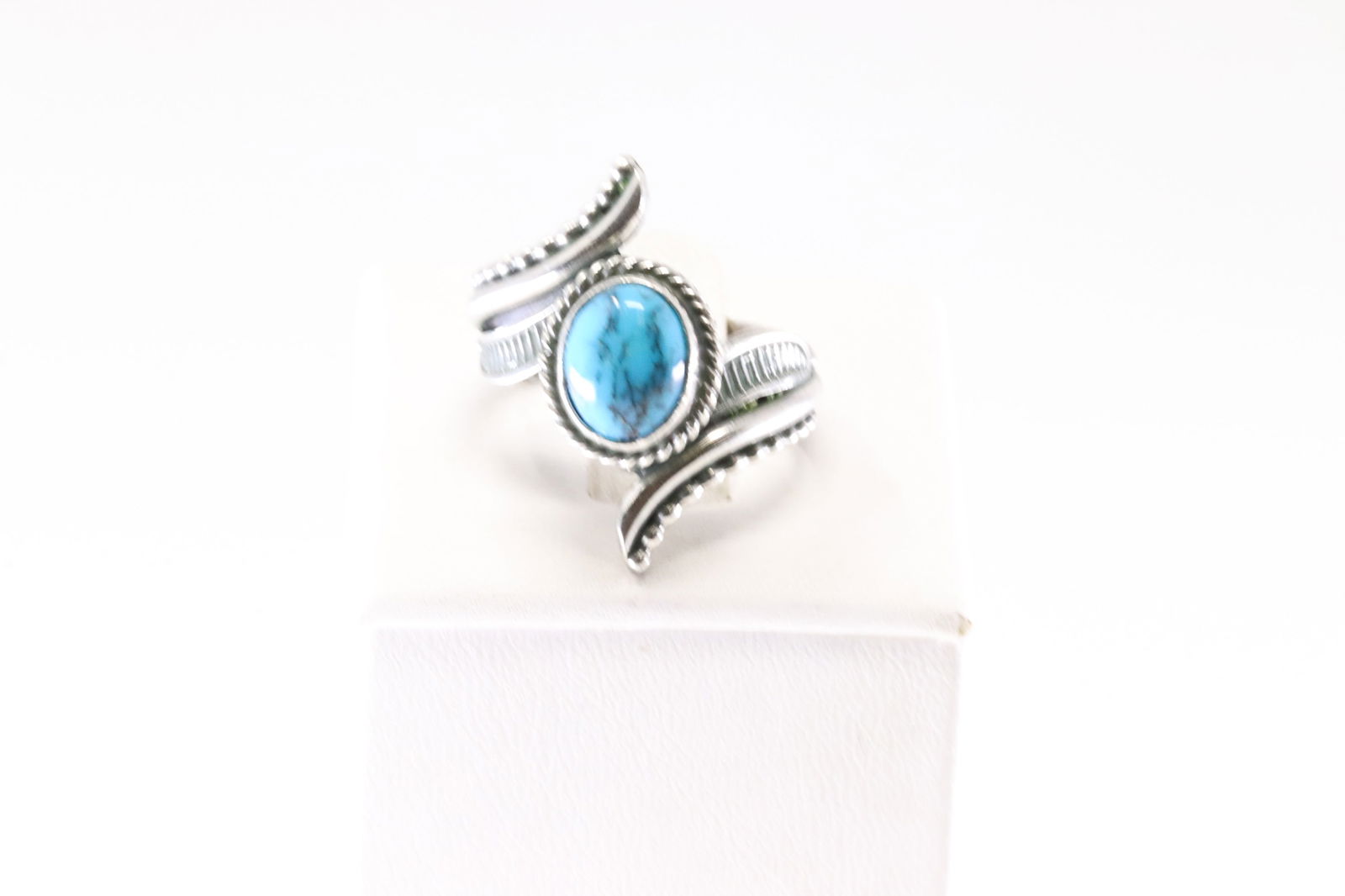 Native America Navajo Sterling Silver Turquoise Ring By Thomas Yazzie.: This is a Native America Navajo Sterling Silver Turquoise Ring By Thomas Yazzie. Stamp T.Yazzie. Ring Size: 8.00.