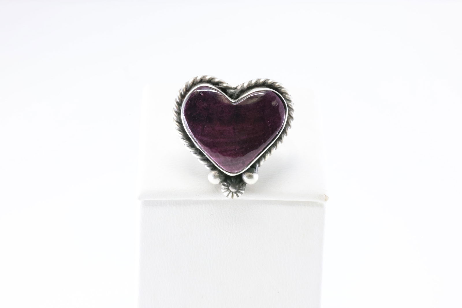 Native America Navajo Sterling Silver Purple Spiny Oyster Heart Ring By I. Kee.: This is a Native America Navajo Sterling Silver Purple Spiny Oyster Heart Ring By I. Kee. Stamp I.Kee. Ring Size: 8.00.