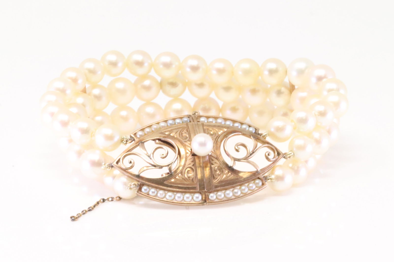 Art Deco Pearl Bracelet 14Kt.: Ladies 14Kt Yellow Gold Art Deco Pearl Bracelet. Bracelet has 3 pearl Strand with Art Deco large clasp. Bracelet length: 8.00" Total weight: 38.00 Grams.