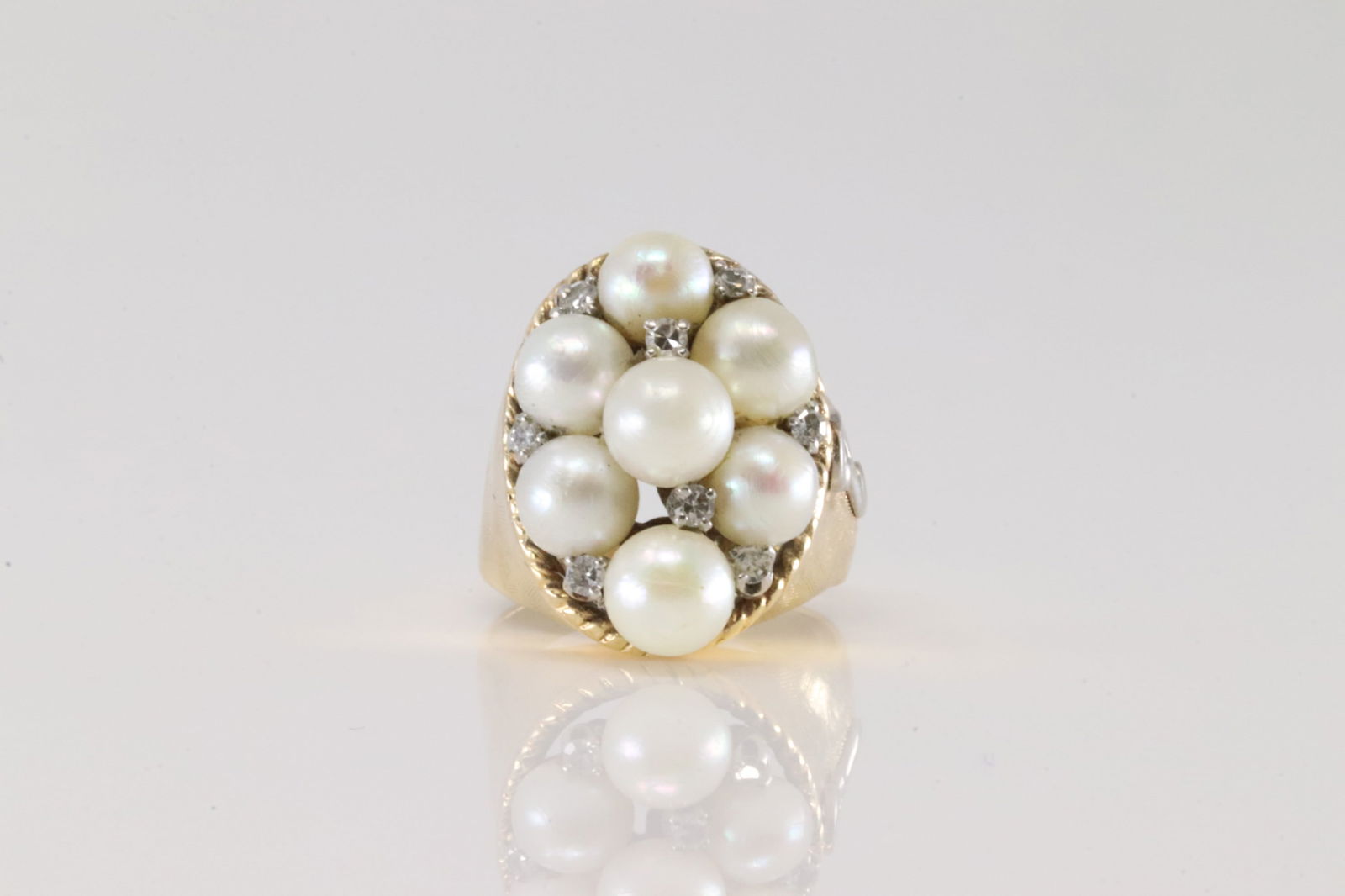 Pearl & Diamond Ring 14Kt.: Ladies 14Kt Yellow Gold Pearl & Diamond Ring. This elegant ring has 7 pearls with 8 sparkling diamonds. Ring size: 3.25. Total weight: 9.00 Grams.