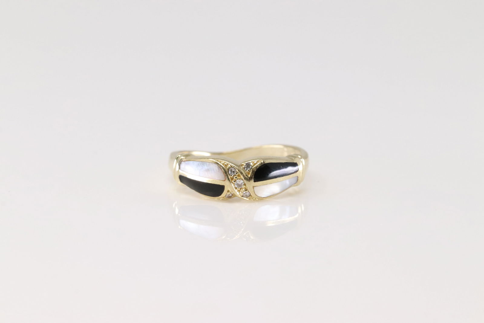 Black Onyx / Pearl & Diamond Ring 10Kt.: 10Kt Yellow Gold Black Onyx / Pearl & Diamond. This Charming Ring has Black Onyx Gems with Pearls and 5 Sparkling. Ring size: 6.00. Total weight: 2.90 Grams.