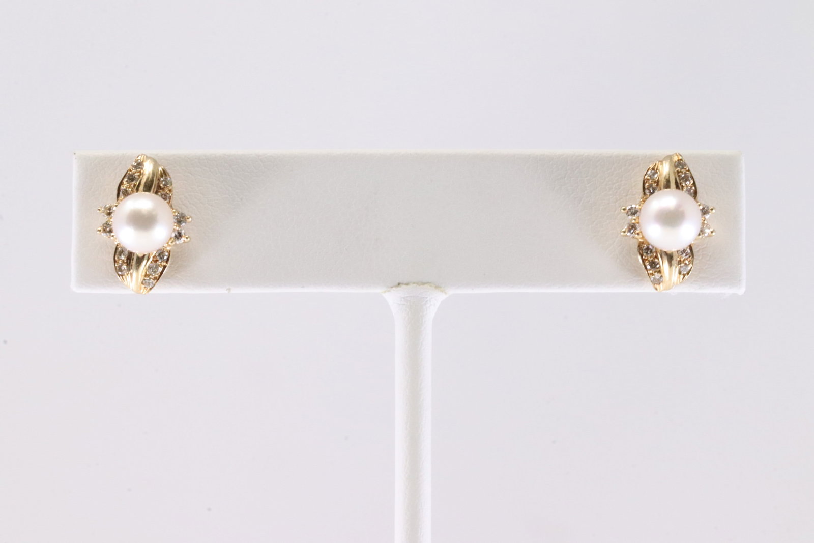 Diamond & Pearl Stud Earring 10Kt.: Ladies 14Kt Yellow Gold Diamond & Pearl Stud Earring. This Charming Stud Earring's has Pearl with Sparkling Diamonds. Total weight; 2.96 Grams.