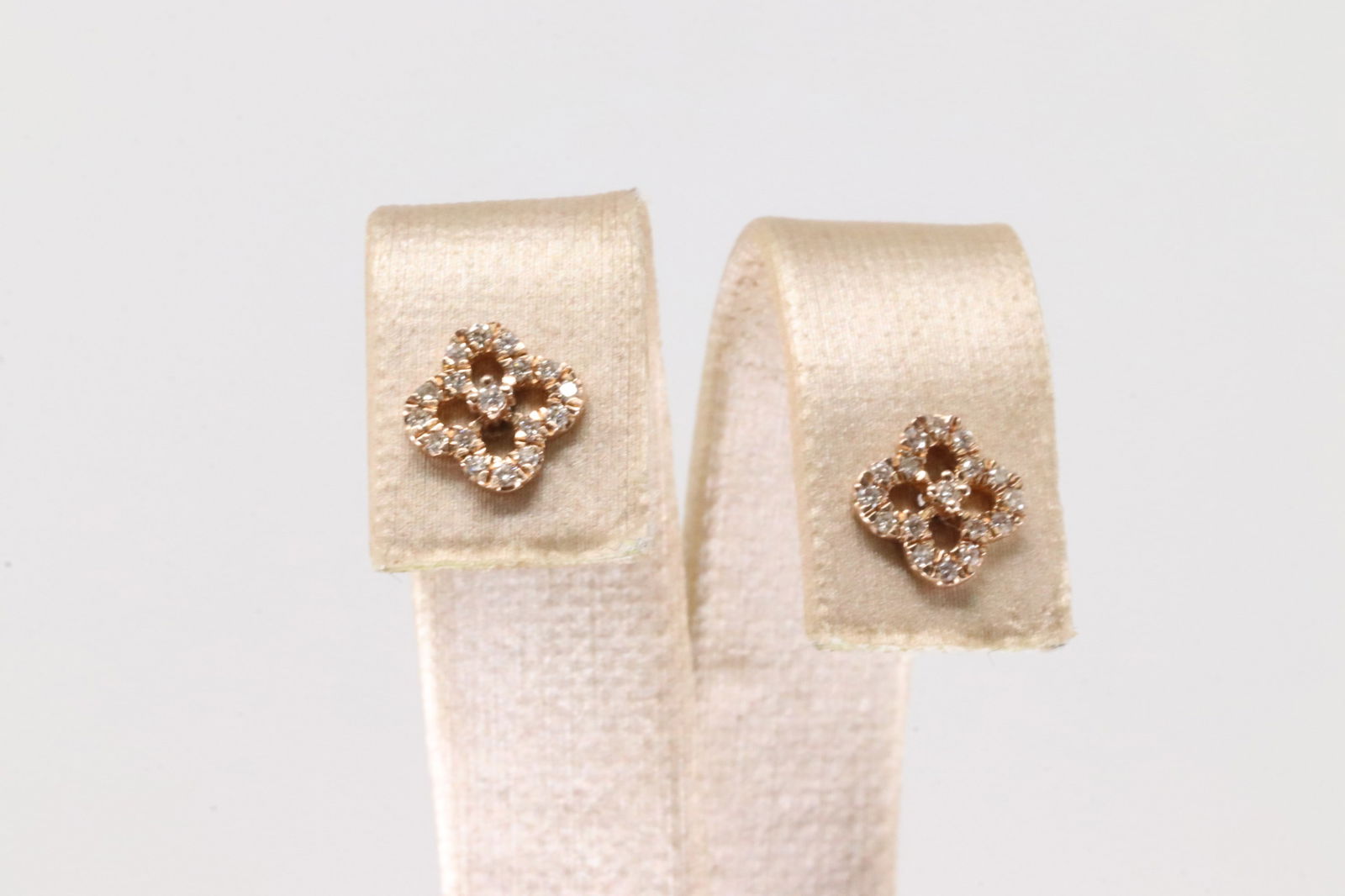 Diamond Stud Earring 14Kt.: Ladies 14kt Rose Gold Diamond Stud Earring. Beautiful Flower Disgn Earring's With Sparkling Diamonds. Diamond Weight: 0.14ct.