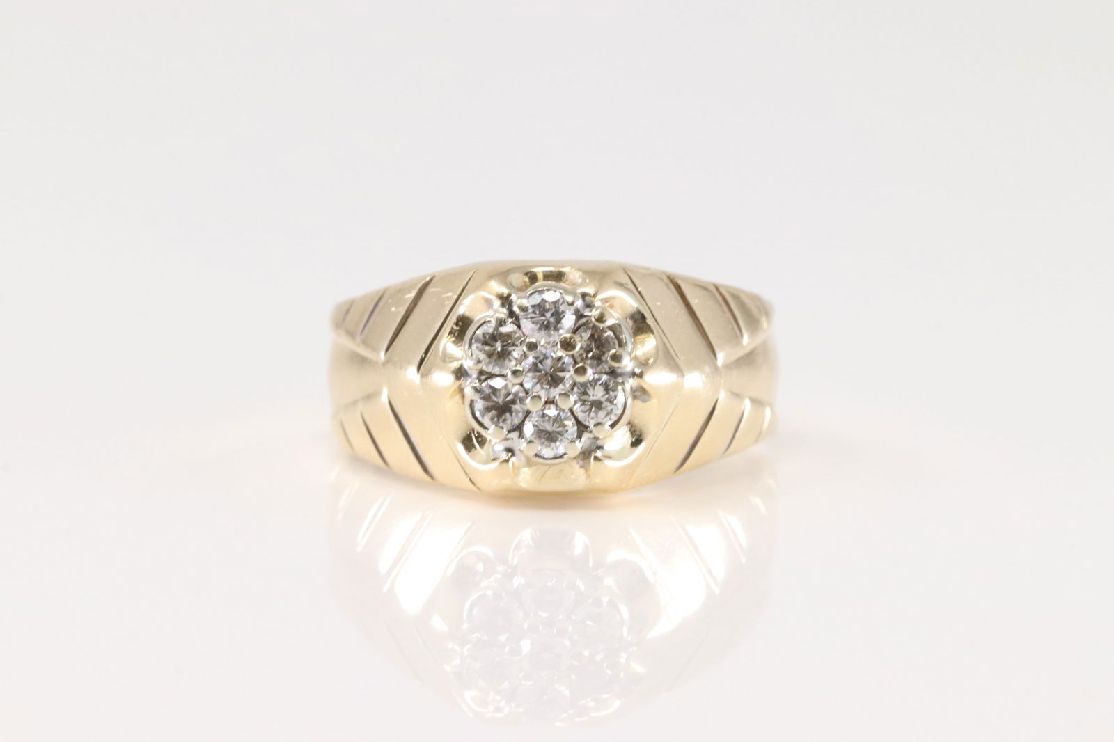 Diamond Ring 14Kt.: 14Kt Yellow Gold Diamond Ring. This Elegant Ring has Flower Design with 7 Sparkling Diamonds. Diamonds weight approx: 0.40 ctw Ring size: 9.25. Total weight: 7.10 Grams.