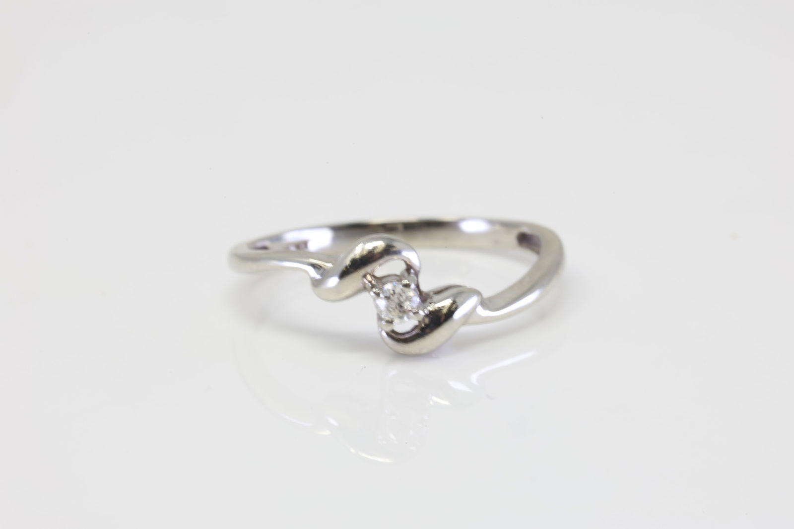 Diamond Ring 10Kt.: Ladies 10kt White Gold Diamond Ring. Ring has one Diamond. Diamonds weight approx: 0.10ct. Ring size: 7.00.