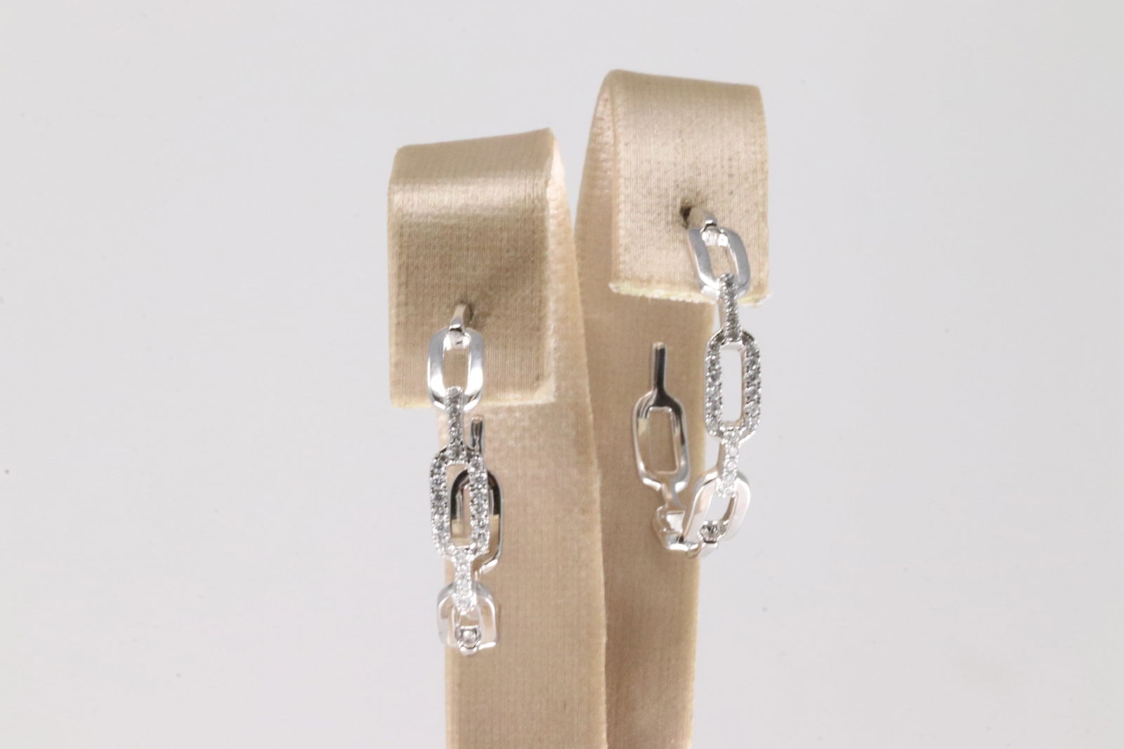 Link Chaim Hoop Diamond Earring 10Kt.: Ladies 10Kt White Gold Link Chaim Diamond Hoop earring. This Elegant Link Chaim Hoop Earring's has Sparkling Round Diamonds. Diamonds weight: 0.18ctw. Total weight: 4.40 Grams.