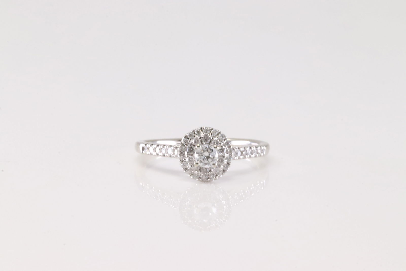 Elegant Diamond Ring 10Kt.: Ladies 10Kt White Gold Diamond Ring. This Elegant Ring has approx 35 Brilliants round Diamonds. Diamodns weight approx: 1.00cttw. Ring size: 6.50. Total weight: 2.30 Grams.