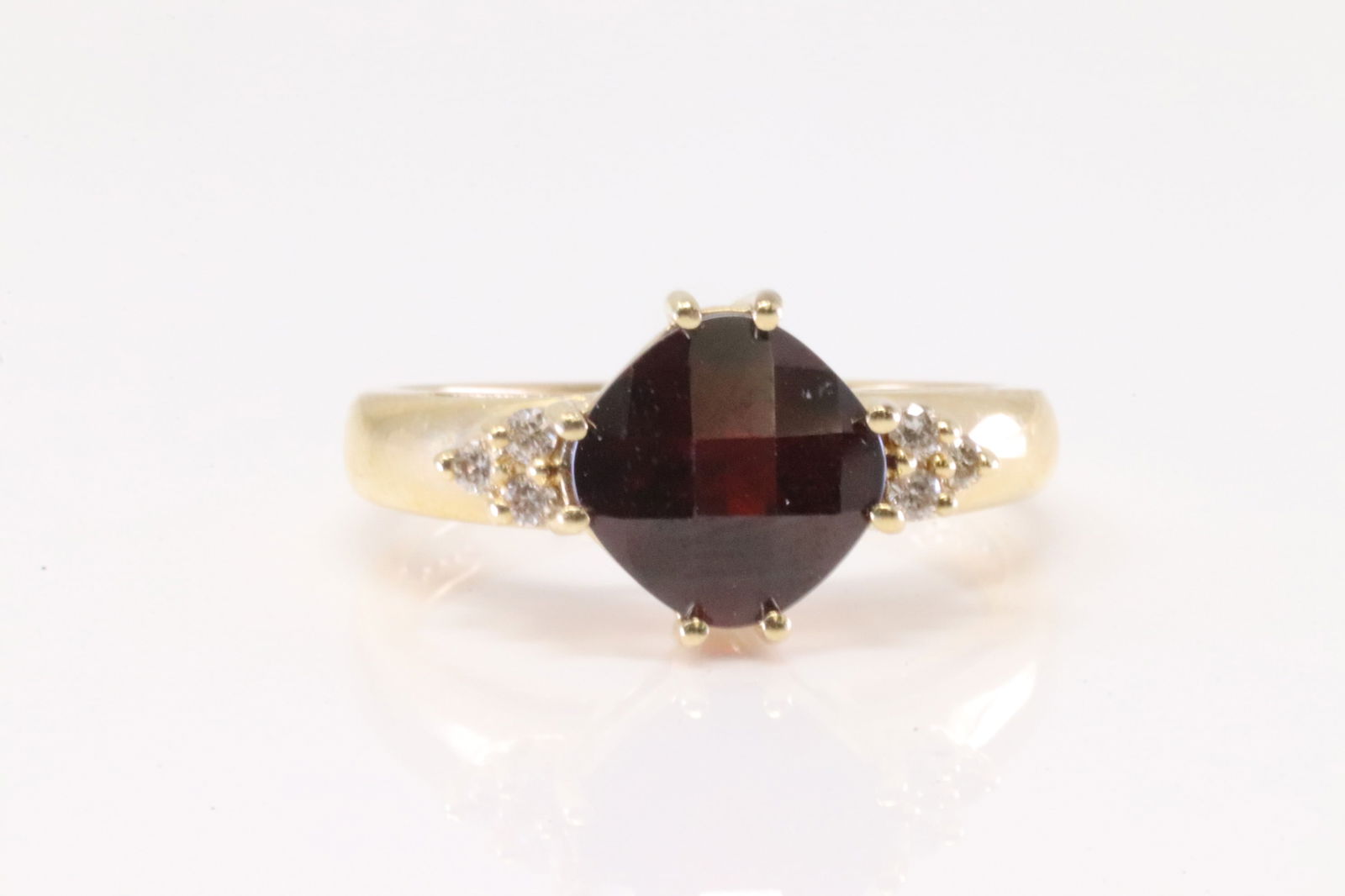 Garnet & Diamond Ring 14Kt.: Ladies 14Kt Yellow Gold Garnet & Diamond Ring. Ring has Garnet Gems with 6 round Diamonds. Garnet Measure: Diamonds weight approx: 0.50ctw. Ring size: 6.50. Total weight: 3.70 Grams.