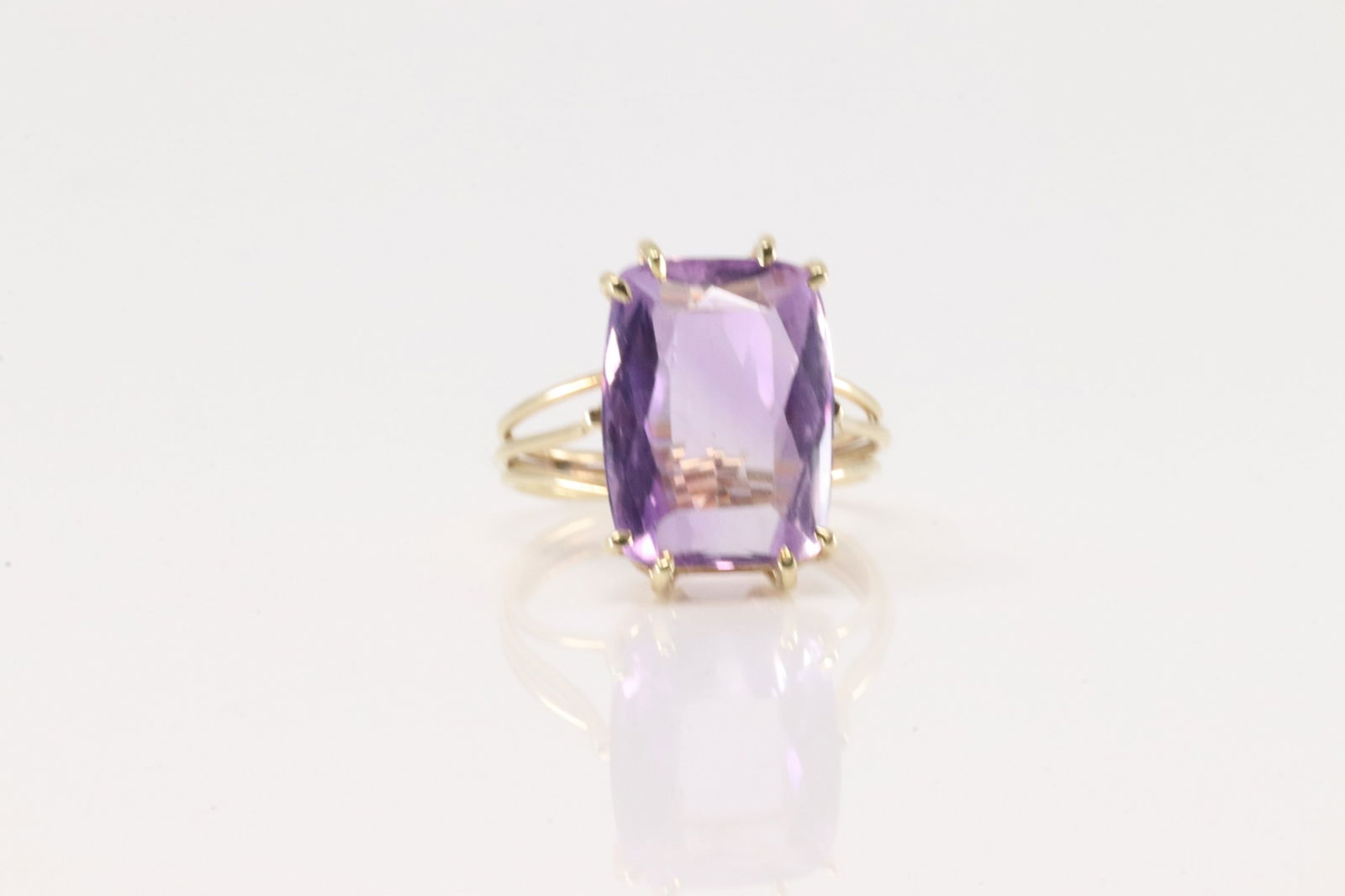 Amethys Ring 14Kt.: Ladies 14Kt Yellow Gold Amethyst Ring. This ring has a purple and elegant solitaire amethyst . Amethyst measure: Ring size: 5.00. Total weight: 3.20 Grams.