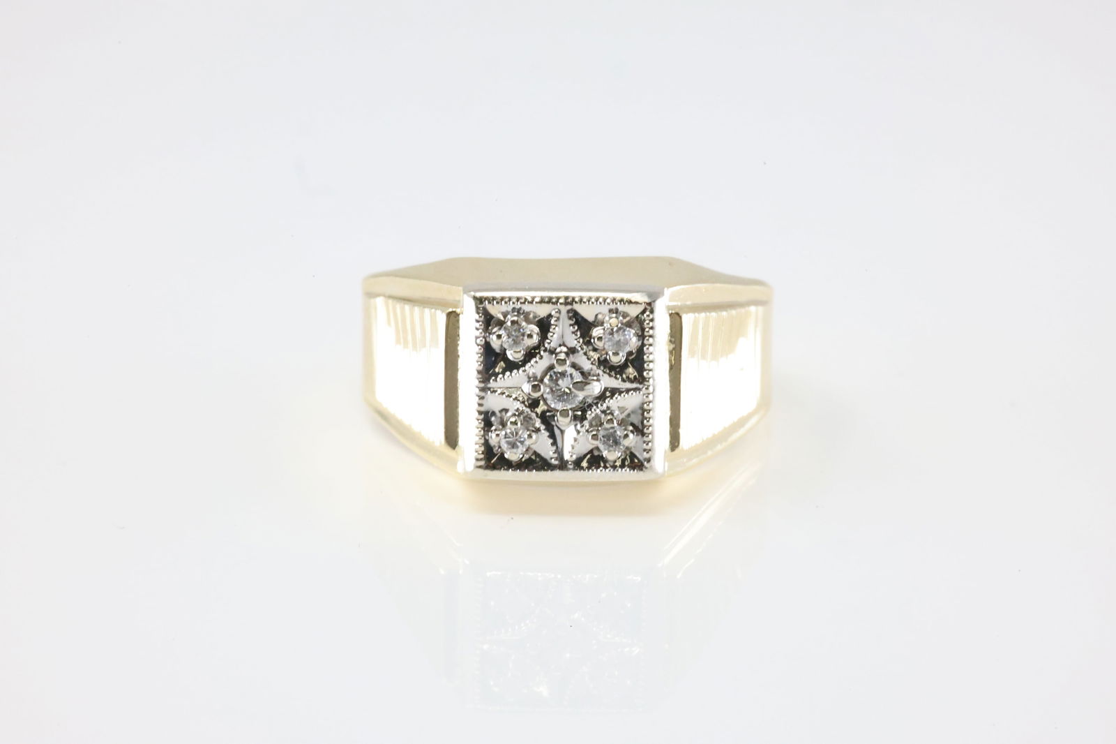 Diamond Ring 14Kt.: 14Kt Yellow Gold Diamodn Ring. This Ring has 5 Sparkling Diamonds. Diamonds weight Approx:0.20ctw. Ring size: 10.00. Total weight: 5.39 Grams.