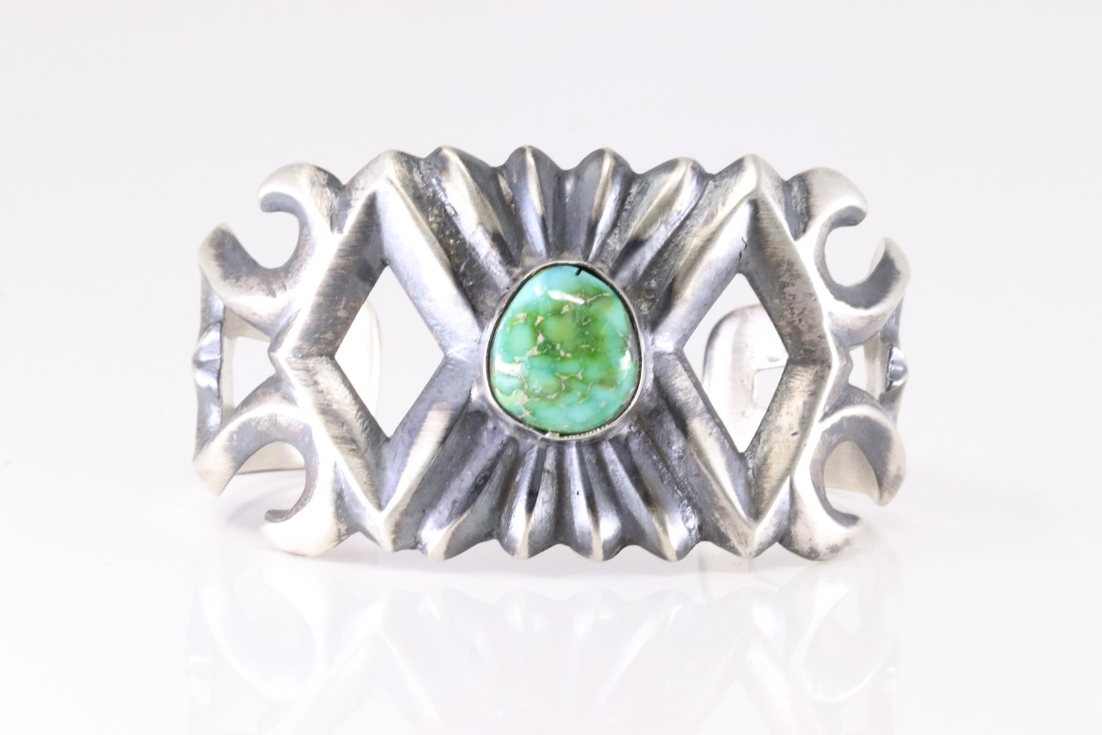 Native America Navajo Sterling Silver Sonora Gold Turquoise Bracelet Cuff By Chimnes Butte.: This is a Native America Navajo Sterling Silver Sonora Gold Turquoise Bracelet Cuff By Chimney Butte. Stamp Chimnes Butte.