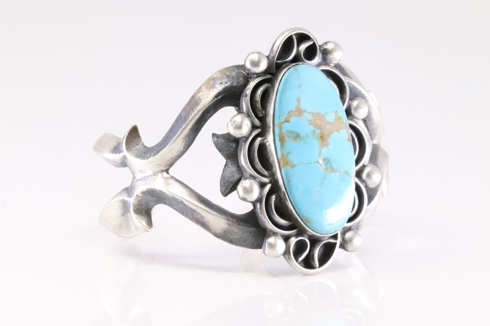 Native America Navajo Sterling Silver Kingman Turquoise Bracelet Cuff By Chimney Butte.: This is a Native America Navajo Sterling Silver Kingman Turquoise Bracelet Cuff By Chimney Butte.