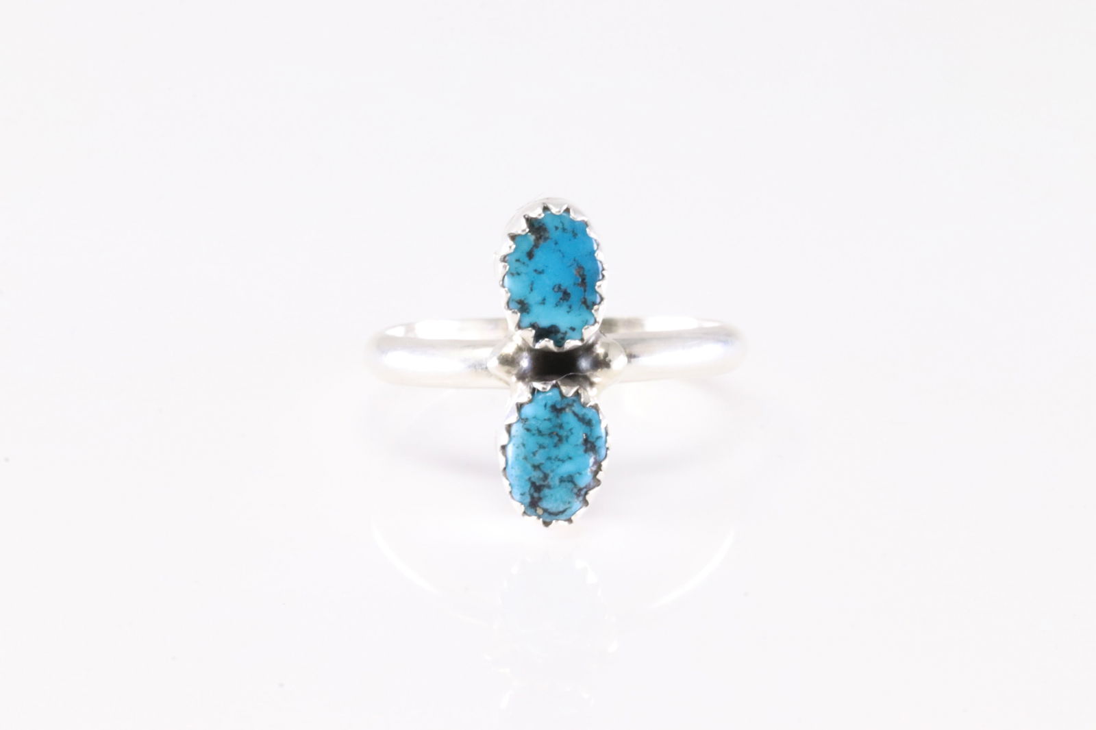 America Sterling Silver Turquoise Ring.: This is a America Sterling Silver Turquoise Ring. Ring size: 7.00.