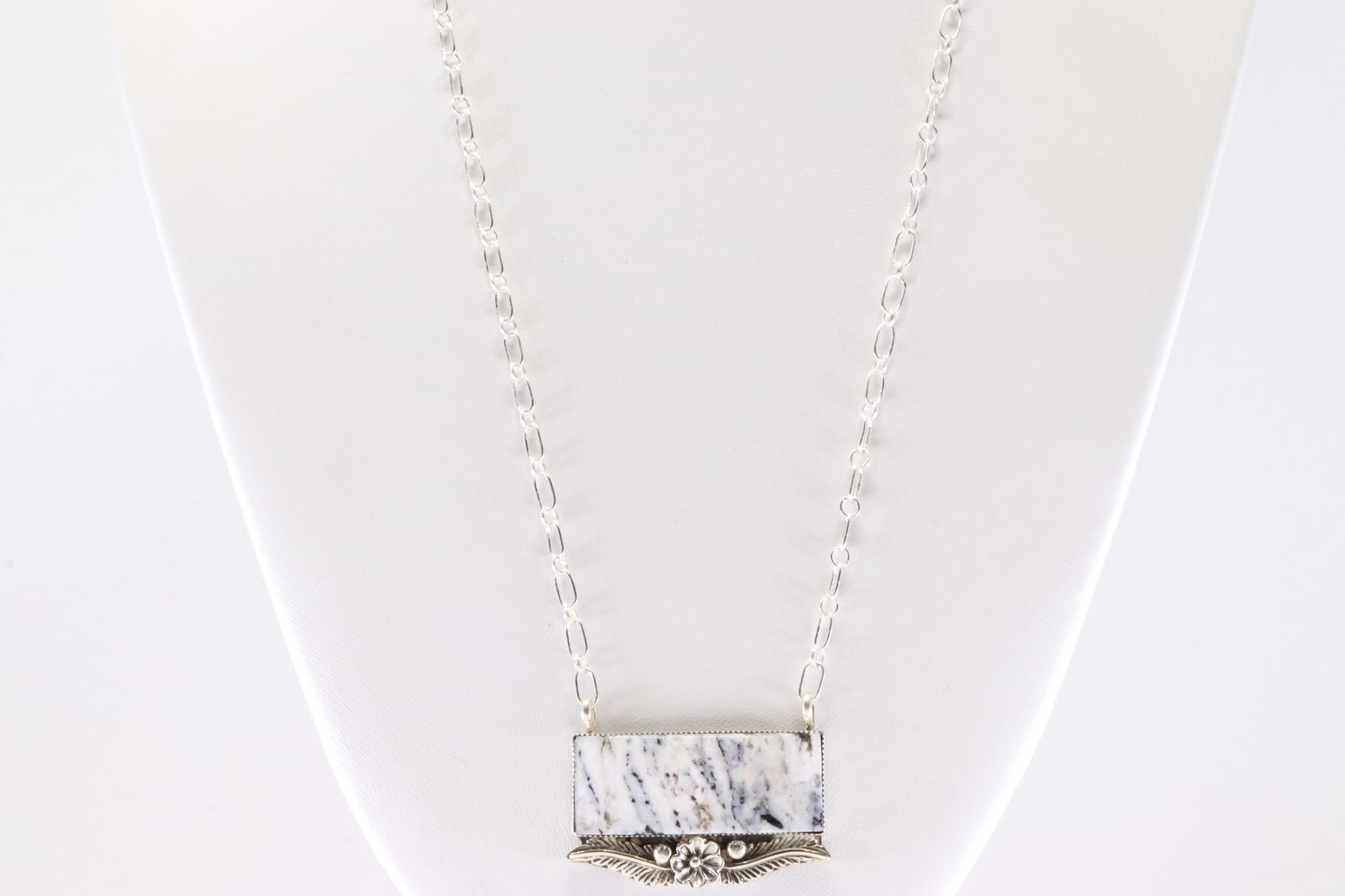 Native America Navajo Sterling Silver White Stone Necklace By Gregg Yazzie.: This is a Native America Navajo Sterling Silver White Stone Necklace By Gregg Yazzie. Stamp From R.B Company. Necklace length: 20.00"