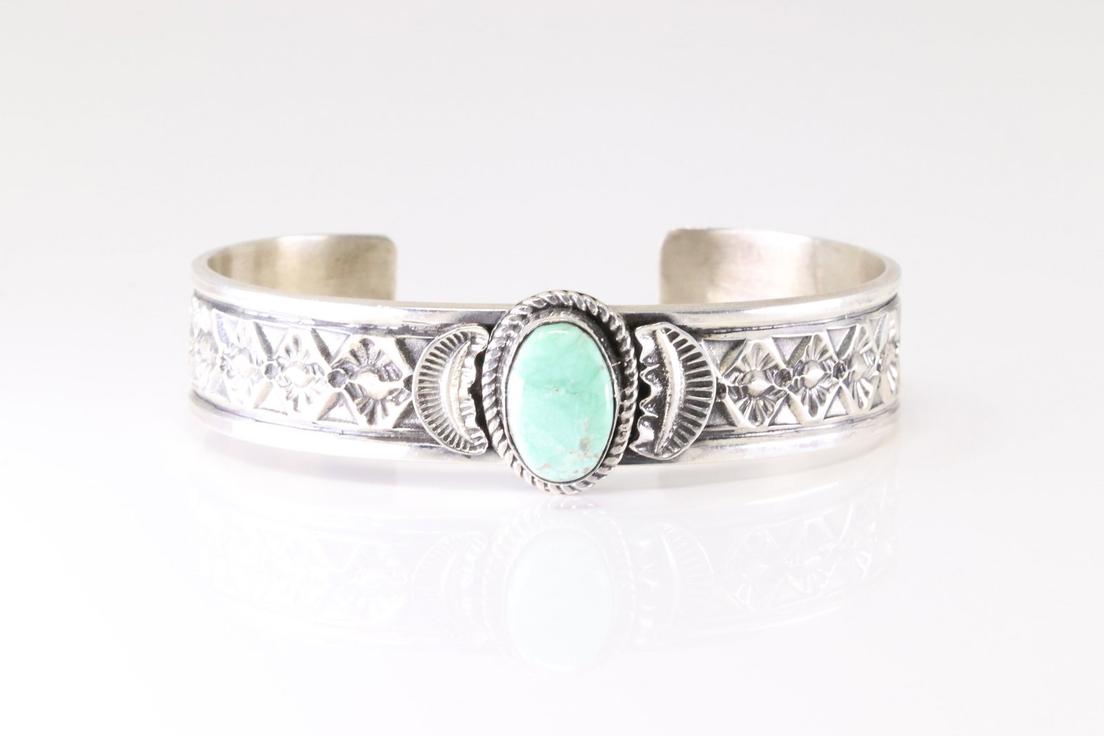 Native America Navajo Sterling Silver Turquoise Bracelet Cuff By Leonard Maloney.: This is a Native America Navajo Sterling Silver Turquoise Bracelet Cuff By Leonard Maloney. Stamp Maloney.