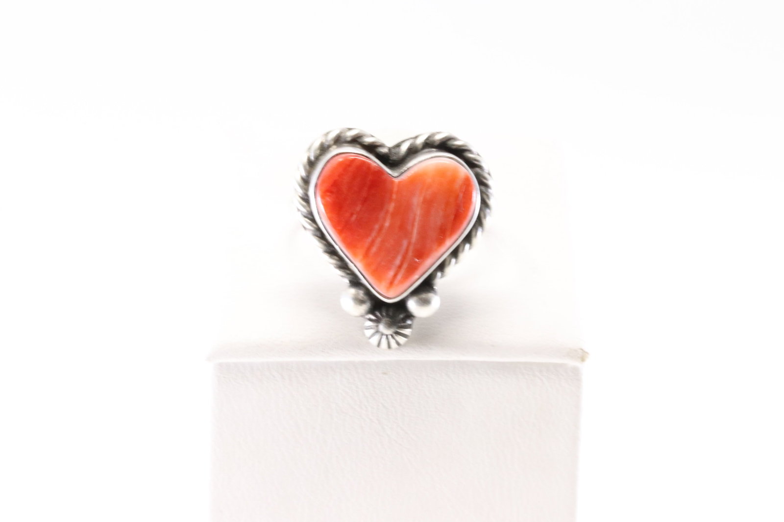 Native America Navajo Sterling Silver Spiny Oyster Heart Ring By I Kee.: This is a Native America Navajo Sterling Silver Spiny Oyster Heart Ring By I Kee. Stamp I Kee. Ring Size: 9.00.