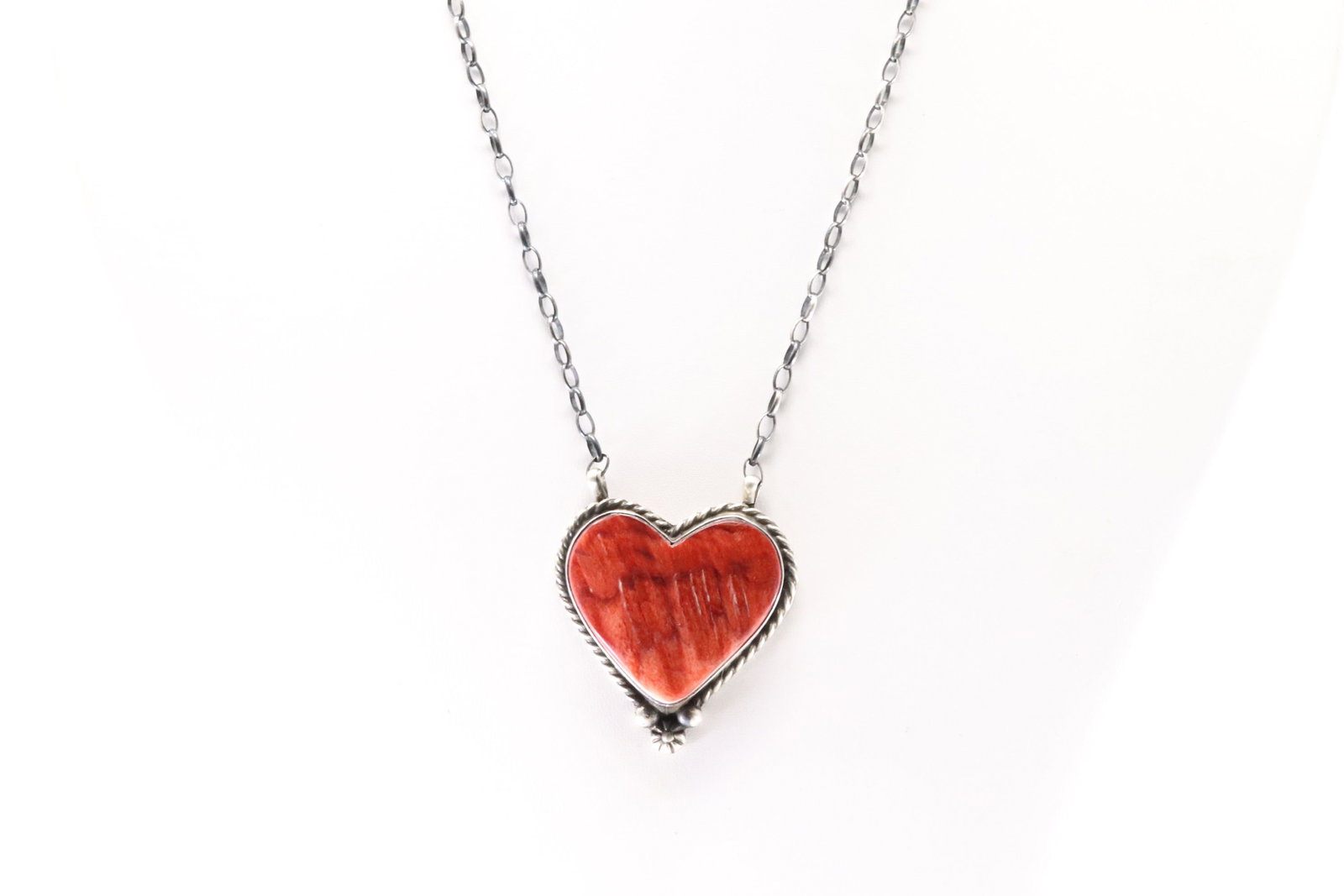 Native America Navajo Sterling Silver Spiny Oyster Heart Necklace By Chassity Belone.: This is a Native America Navajo Sterling Silver Spiny Oyster Heart Necklace By Chassity Belone. Stamp C Belone. Necklace Lengh: 16.00.