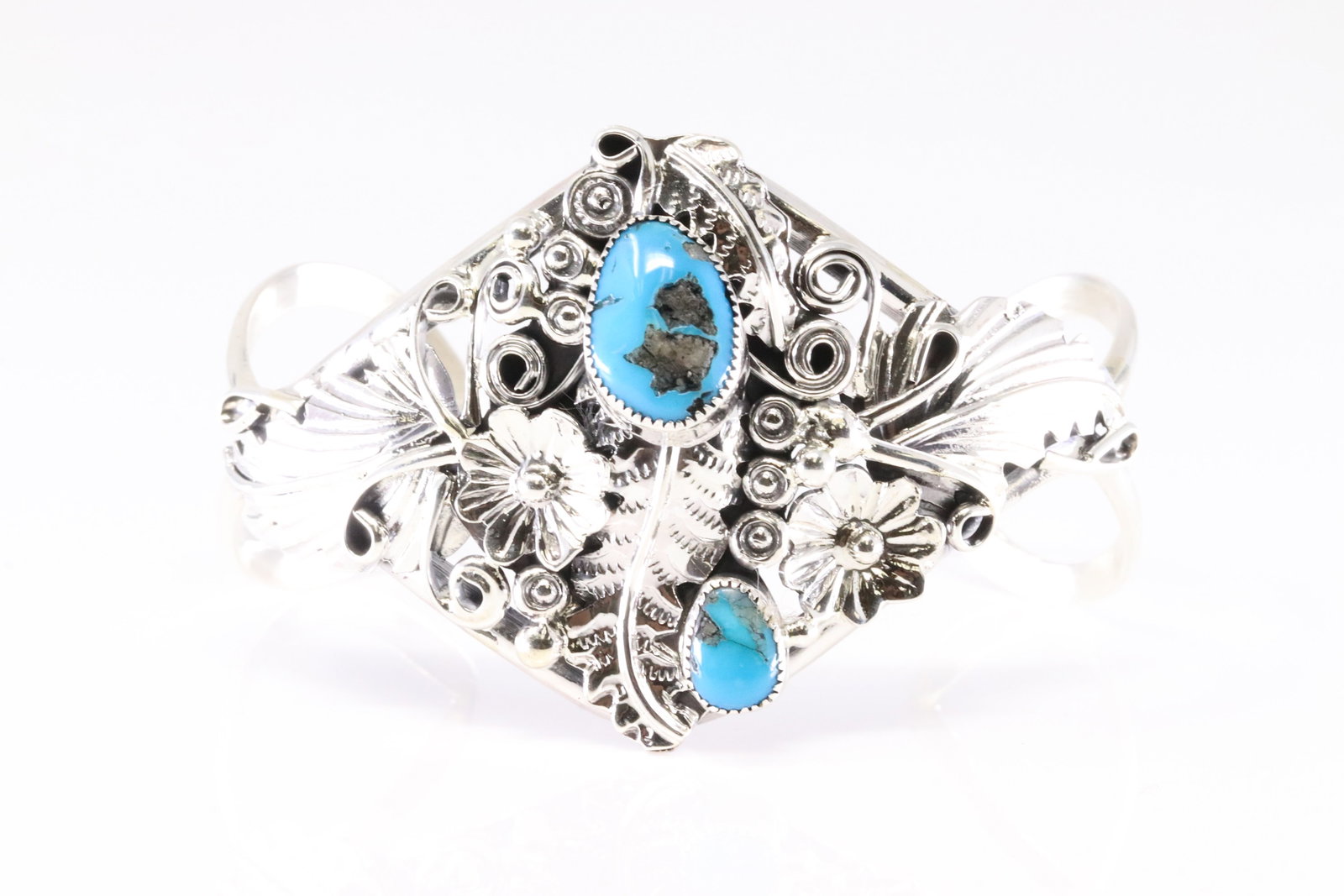 Native America Navajo Sterling Silver Turquoise Bracelet Cuff By HBY.: This is a Native America Navajo Sterling Silver Turquoise Bracelet Cuff By HBY. Stamp HBY.
