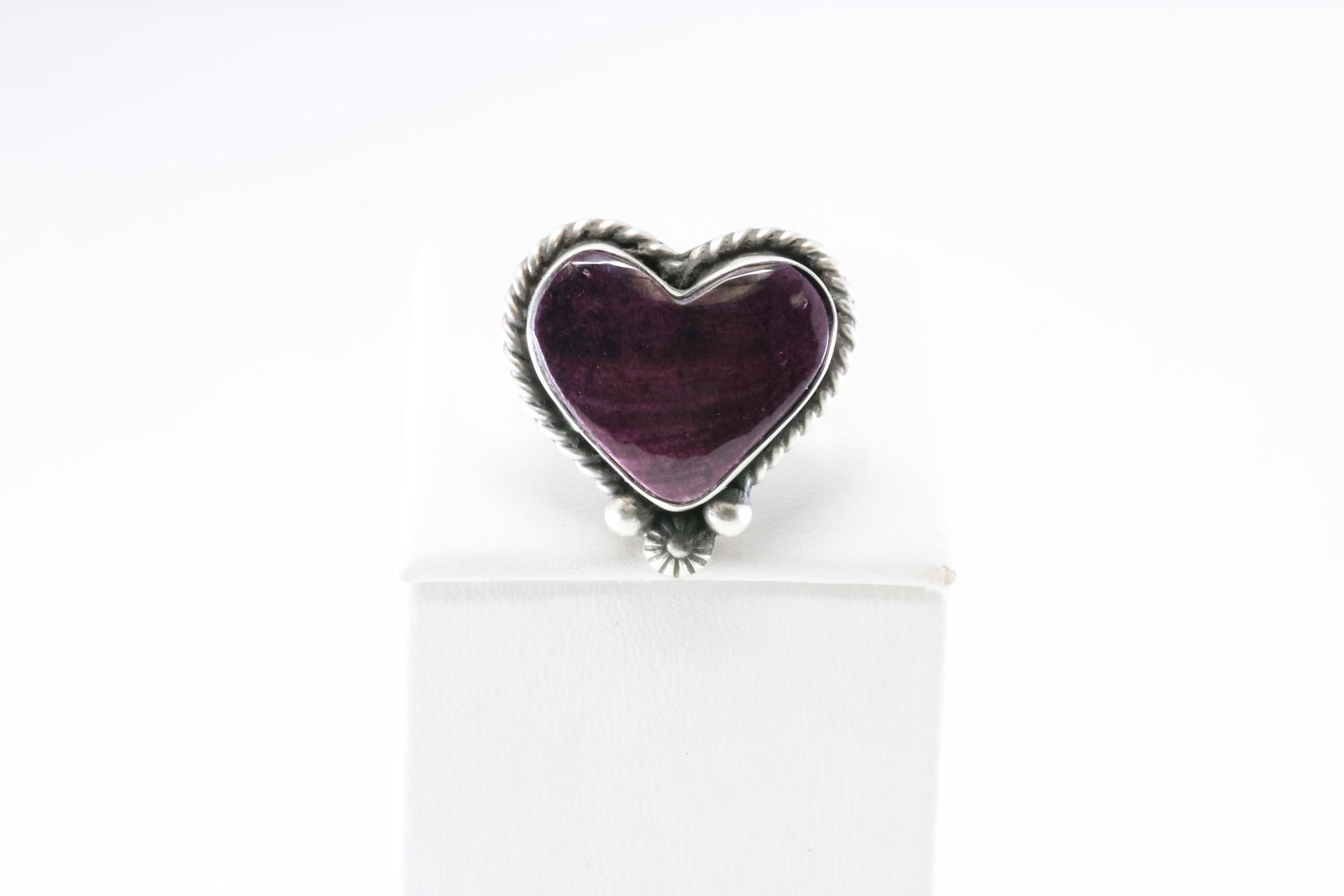Native America Navajo Sterling Silver Purple Spiny Oyster Heart Ring By I. Kee.: This is a Native America Navajo Sterling Silver Purple Spiny Oyster Heart Ring By I. Kee. Stamp I.Kee. Ring Size: 8.00.