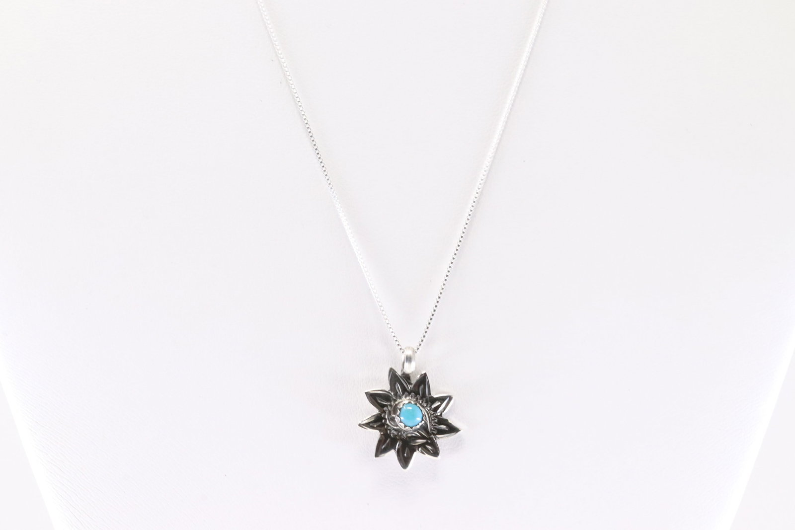 America Sterling Silver Turquoise Sun Pendant with A 925 Necklace.: This is a America Sterling Silver Turquoise Sun Pendant with A 925 Necklace. Necklace length: 18.00"
