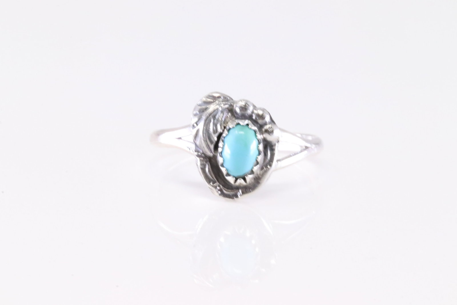 America Sterling Silver Turquoise Ring.: This is a America Sterling Silver Turquoise Ring. Ring size: 7.00.